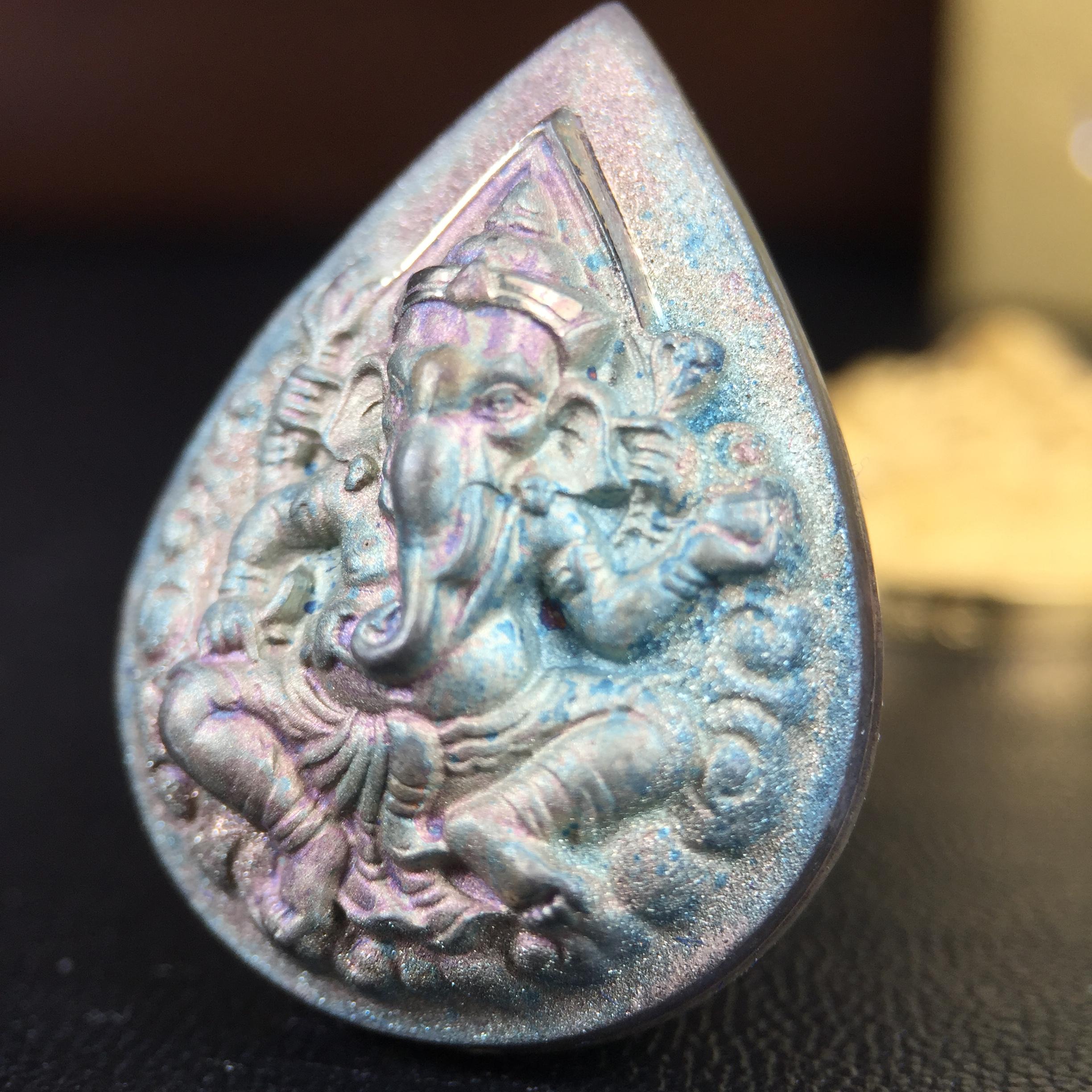 เหรียญพระพิฆเนศวร ญสส. ชุดกาญจนาภิเษกครองราชย์ 50 ปี พุทธศักราช 2538 วัดบวรนิเวศวิหาร ชุดทองคำพิมพ์ใหญ่(2.9 ซม.)(เนื้อทองคำ+เนื้อเงิน+เนื้อทองทิพย์) สภาพสวยเดิมพร้อมกล่องบรรจุเดิม ตอกโค๊ดหมายเลขกำกับ 634(พิธีใหญ่ พุทธศิลป์งดงาม)(นิยมหายาก)1 ใน 939 ชุด