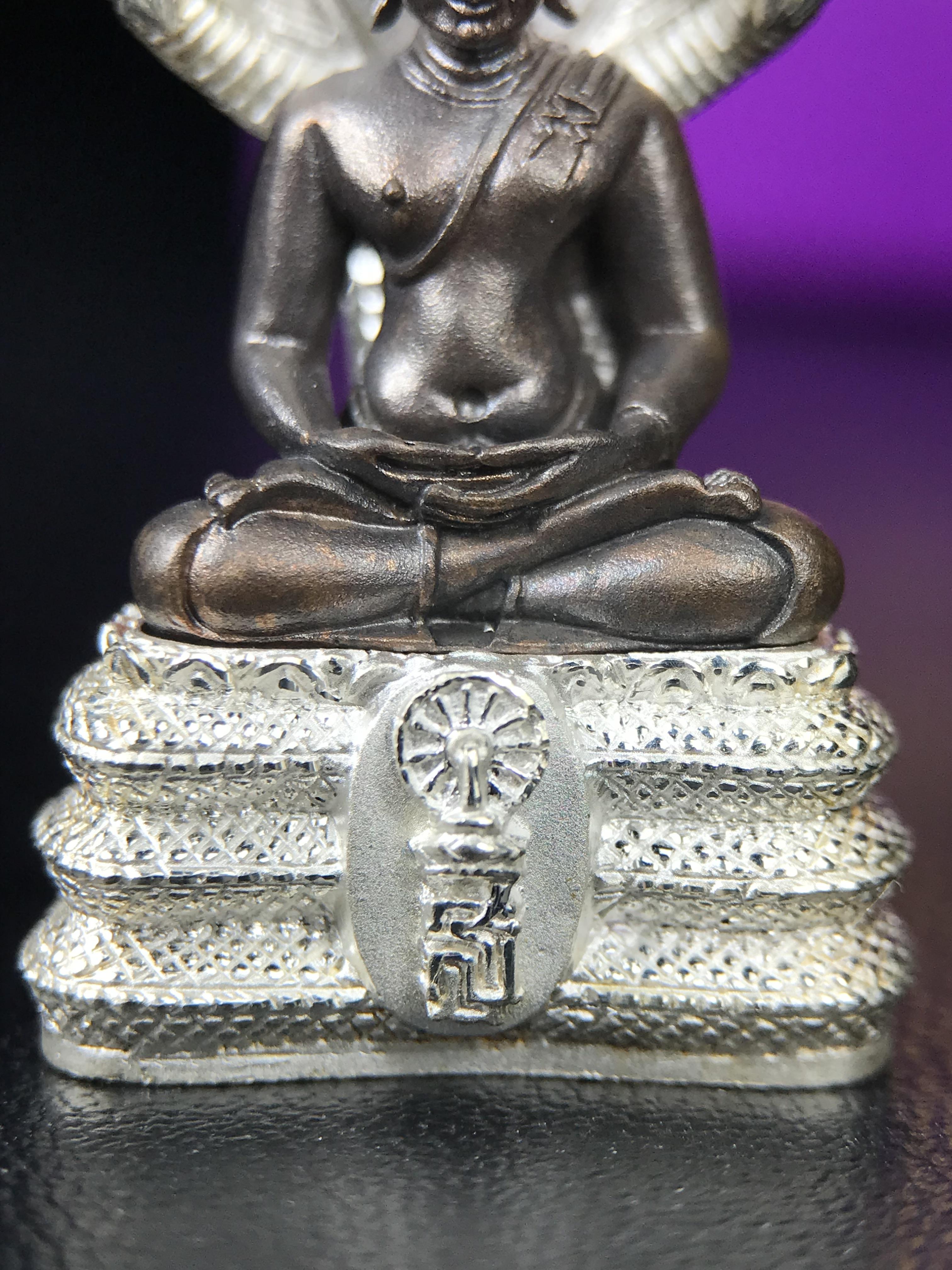 พระนาคปรก สธ. รุ่นสร้างพระอุโบสถเฉลิมพระเกียรติ 4 รอบ 84 พรรษา สมเด็จพระเทพรัตนราชสุดาฯ วัดบวรนิเวศวิหาร ปี 2543 พิมพ์ใหญ่ องค์พระเนื้อนวโลหะ ฐานนาคปรกเนื้อเงิน(สภาพ สวย )พิธีใหญ่ พุทธศิลป์งดงาม หายาก(องค์หมายเลขสวย ๒๖๗) (1 ใน 1999 องค์)