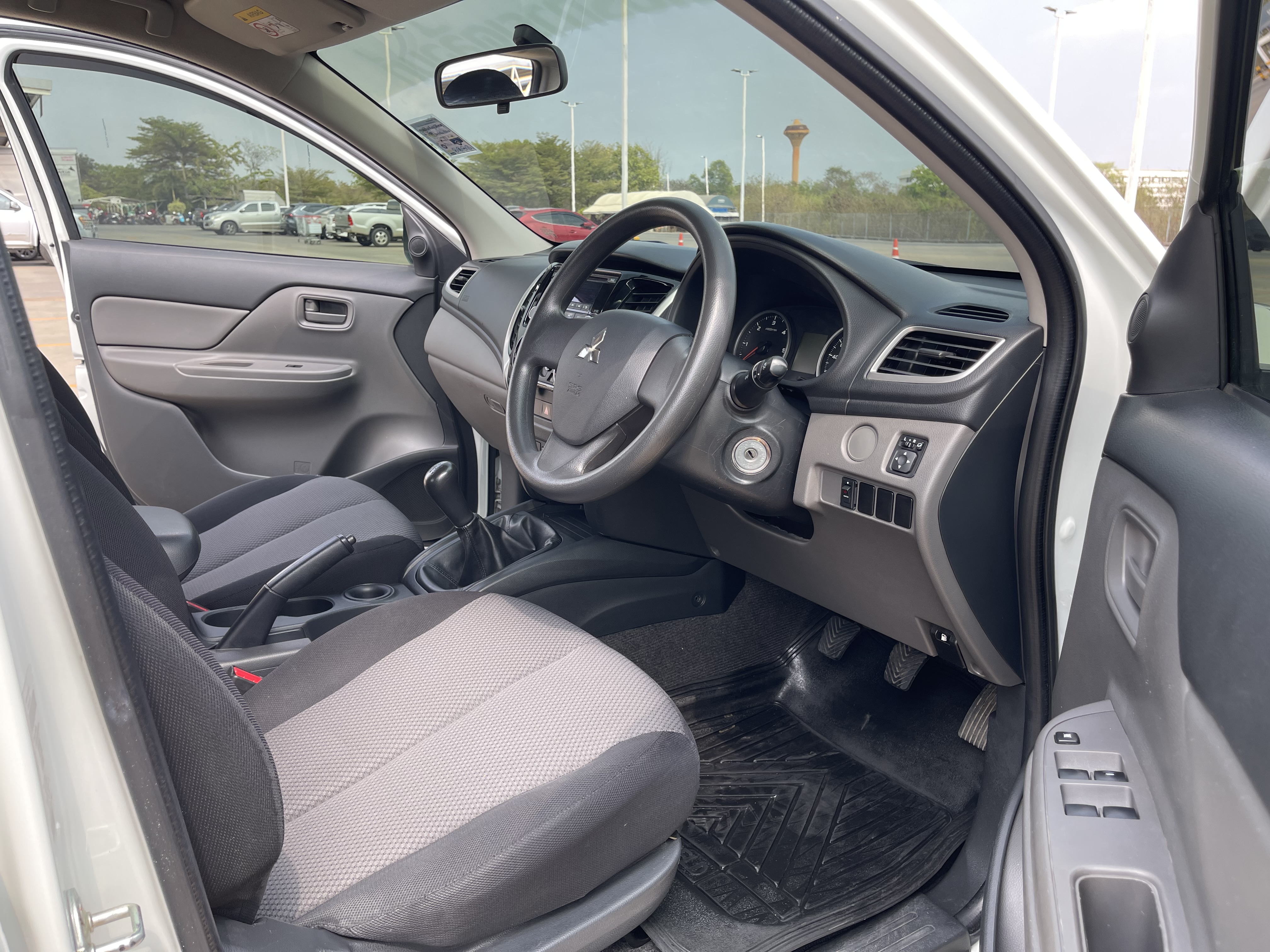 Mitsubishi Triton All New 4ประตู 2.5 GLX 2016 ขาว