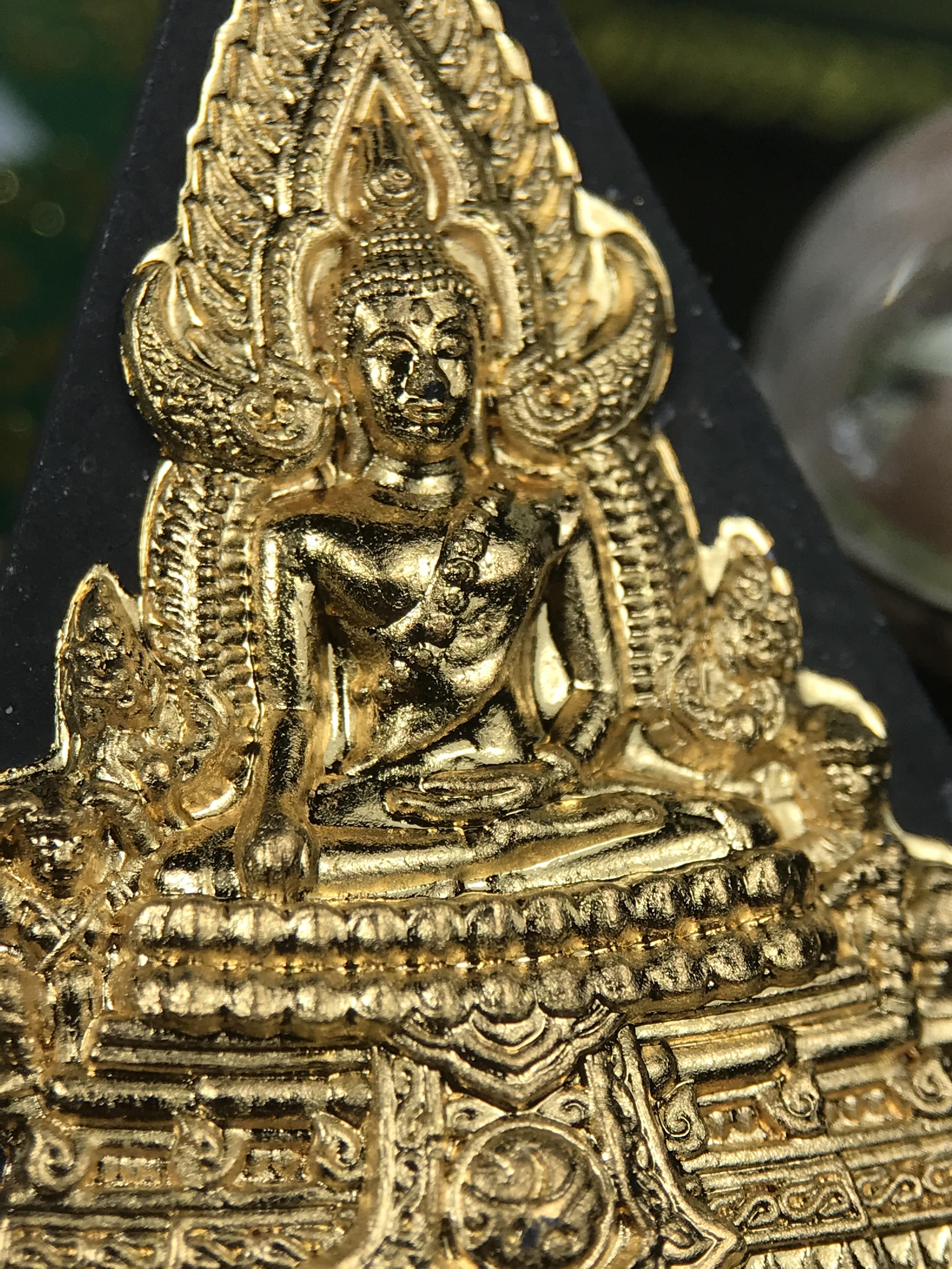 พระพุทธชินราช ภปร. 84พรรษา เนื้อผงปิดทองด้านหน้า หลัง ภ.ป.ร. เนื้อแดง (พระราชทานมวลสาร จิตรลดาและเส้นพระเจ้า(เส้นผม)ในหลวงรัชกาลที่9)พุทธศิลป์ทรงคุณค่าอีกหนึ่งรุ่นยอดนิยม(องค์หมายเลข ๒๕๔๙)1 ใน 10000 องค์