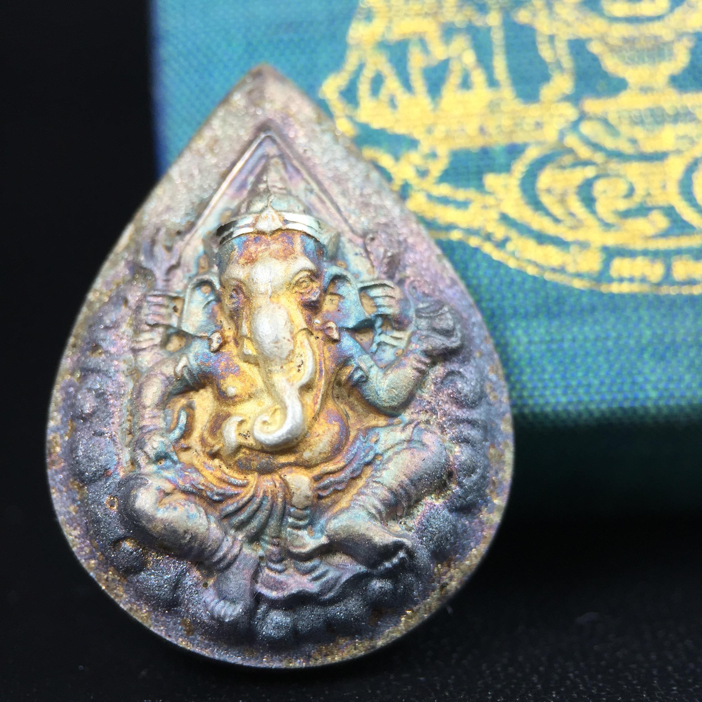 เหรียญพระพิฆเนศวร ญสส. ชุดกาญจนาภิเษกครองราชย์ 50 ปี พุทธศักราช 2538 พิมพ์ใหญ่(2.9 ซม.) เนื้อเงินผิวเดิมกลับดำขึ้นสีรุ้งเข้มขลังงดงามธรรมชาติสร้างสรรค์ สภาพสวยเดิมพร้อมกล่องบรรจุเดิม ตอกโค๊ดหมายเลขกำกับ(1ใน 5539องค์)