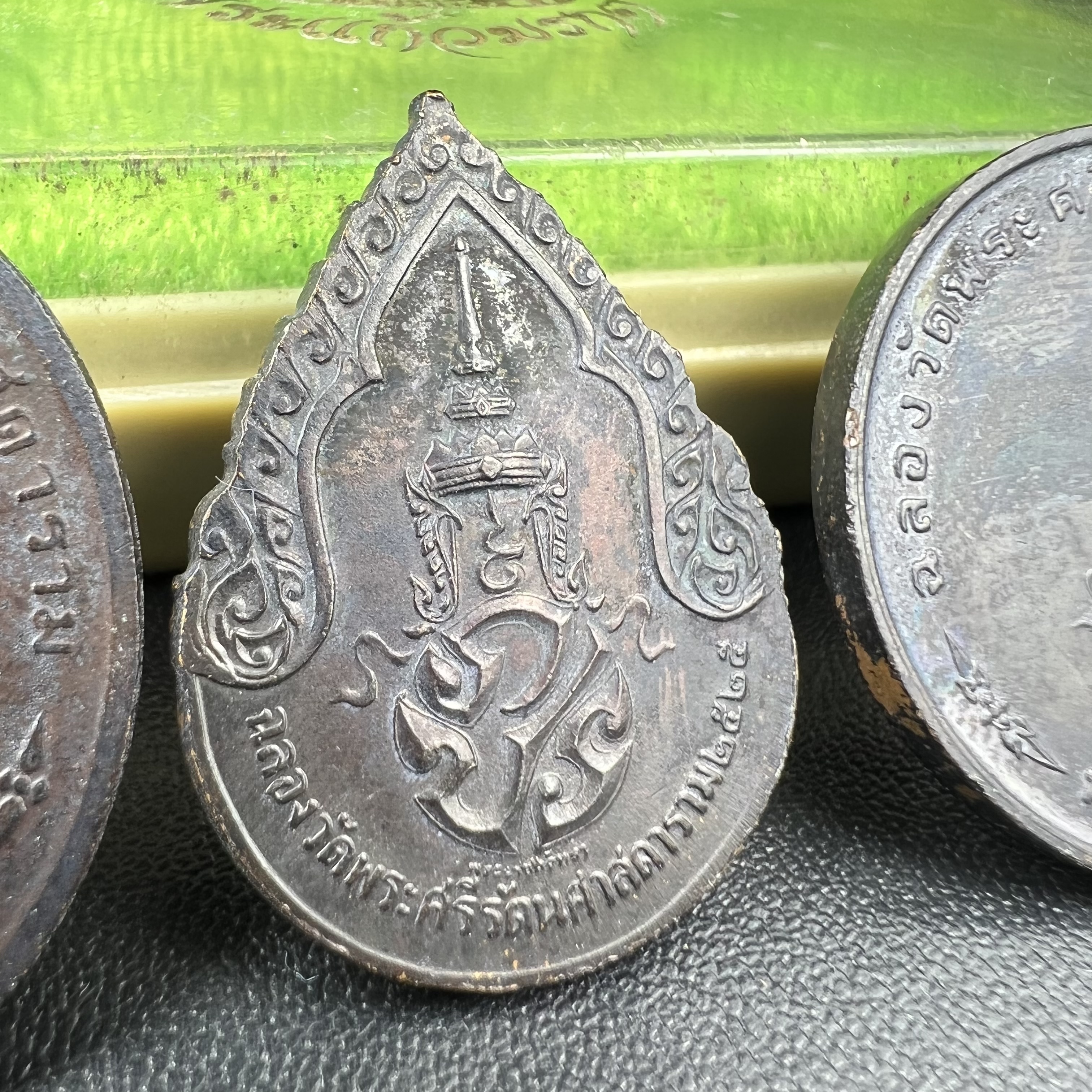 เหรียญพระแก้วมรกตหลัง ภปร. ฉลองกรุงรัตนโกสินทร์ครบ 200 ปี พ.ศ.2525 เนื้อทองแดงกล่องบรรจุเดิมครบ3พิมพ์(บล็อกพระราชศรัธา)(ในหลวงรัชกาลที่9 เสด็จในพิธี)