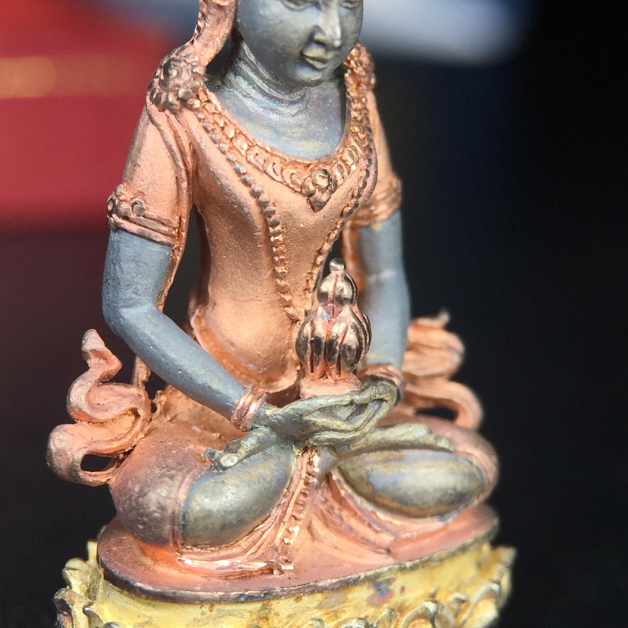 พระกริ่งอวโลกิเตศวร ( เจ้าแม่กวนอิม ) วัดโพธิ์แมนคุณาราม รุ่นอุดมโภคทรัพย์ พ.ศ.2539 เนื้อเงิน 3 กษัตริย์ พ่นทราย(ผิวเดิม ขึ้นสีรุ้งธรรมชาติ แบบนิยม เสน่ห์ของพระเนื้อเงิน) (พร้อมกล่องบรรจุการ์ดใบรับรองเดิมครบ) (อีกหนึ่งรุ่นยอดนิยม พุทธศิลป์สวยงดงาม)