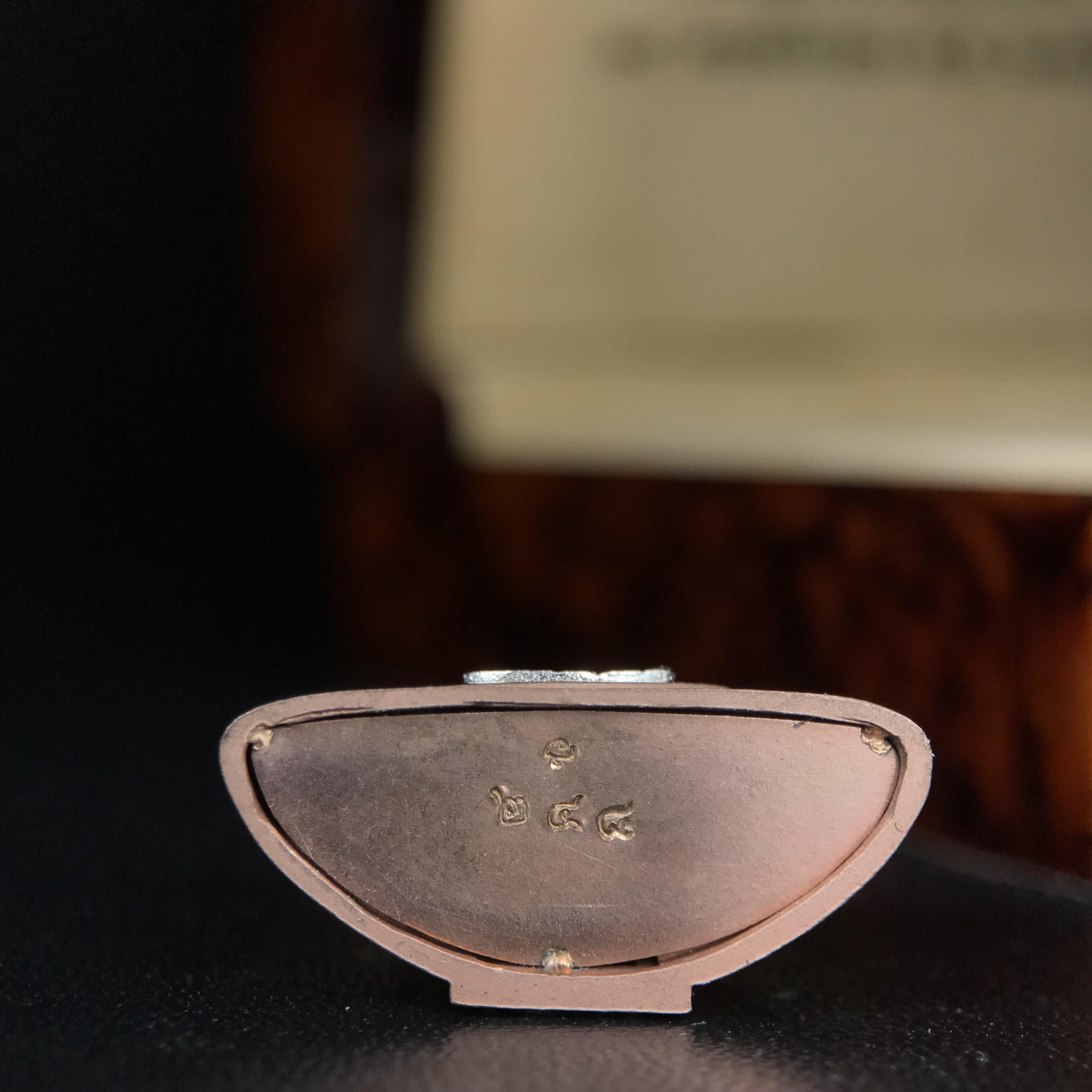 พระพุทธโสธร รุ่นสร้างอุโบสถหลังใหม่ พิธีพุทธาภิเษก ณ อุโบสถวัดโสธรวรารามวรวิหาร 18 พฤศจิกายน พ.ศ.2542 เนื้อสามกษัตริย์ องค์พระทองคำแท้ ฐานนาก ผ้าทิพย์ประดับเพชรแท้ หนักรวม 6.82g ขนาด 2.5x3.5 ซม.(องค์หมายเลข ๒๔๘)(พุธศิลป์สุดงดงาม อีกหนึ่งรุ่นยอดนิยม)หายาก