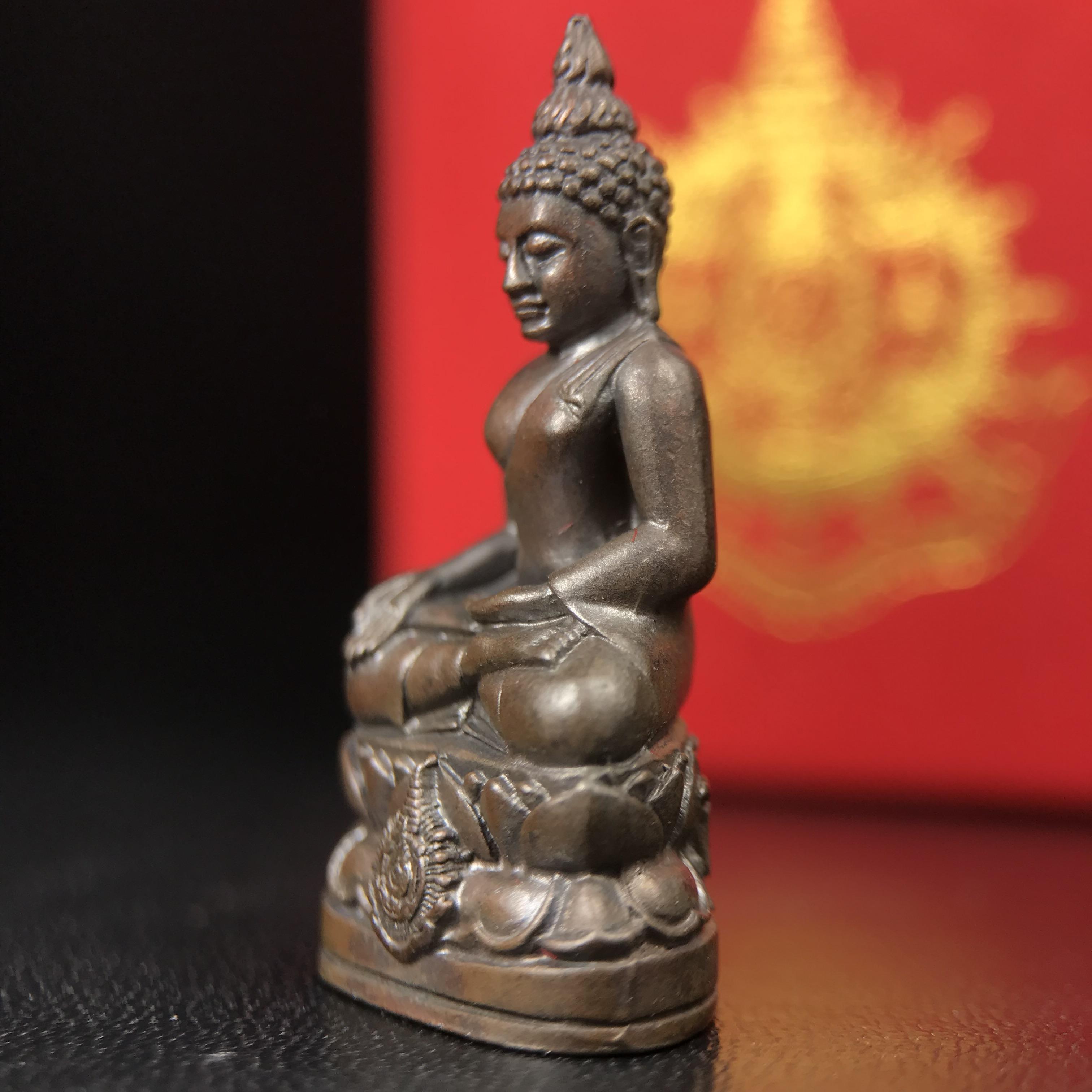 พระกริ่งไพรีพินาศ บรรจุเหล็กไหล ครั้งแรกและครั้งเดียวในประวัติศาสตร์ เฉลิมพระเกียรติ พระบาทสมเด็จพระเจ้าอยู่หัวรัชกาลที่9 พระชนมพรรษา 6 รอบ ปี2542 เนื้อนวโลหะผสมทองคำ(บรรจุเหล็กไหล)ดีนอก-ดีใน พิธีใหญ่ มวลสารเด่น (หายาก)