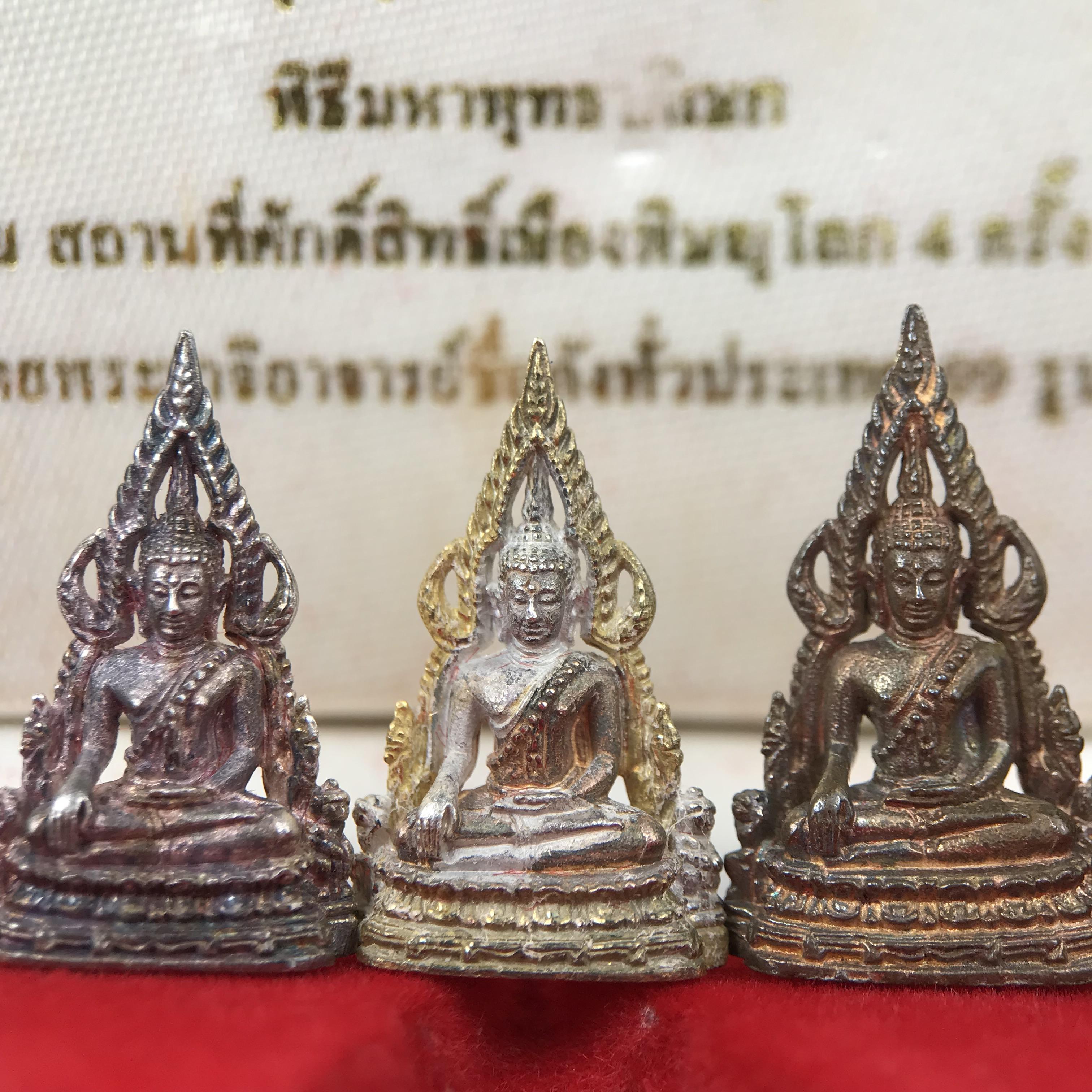 พระพุทธชินราช รุ่นมหาสิทธิโชค ปี2540 พิมพ์เล็กชุด3องค์ ขนาด 15 x 23 มม.(1.เงินสามกษัตริย์2.เงิน3.นวะ) พระดีพิธีใหญ่ พิธีพุทธาภิเษก ณ สถานที่ศักดิ์สิทธิ์เมืองพิษณุโลก ๔ ครั้ง โดยพระเกจิอาจารย์ชื่อดังทั่วประเทศ ๙๙ รูป โดยมีสมเด็จพระญาณสังวร เป็นประธานในพิธี