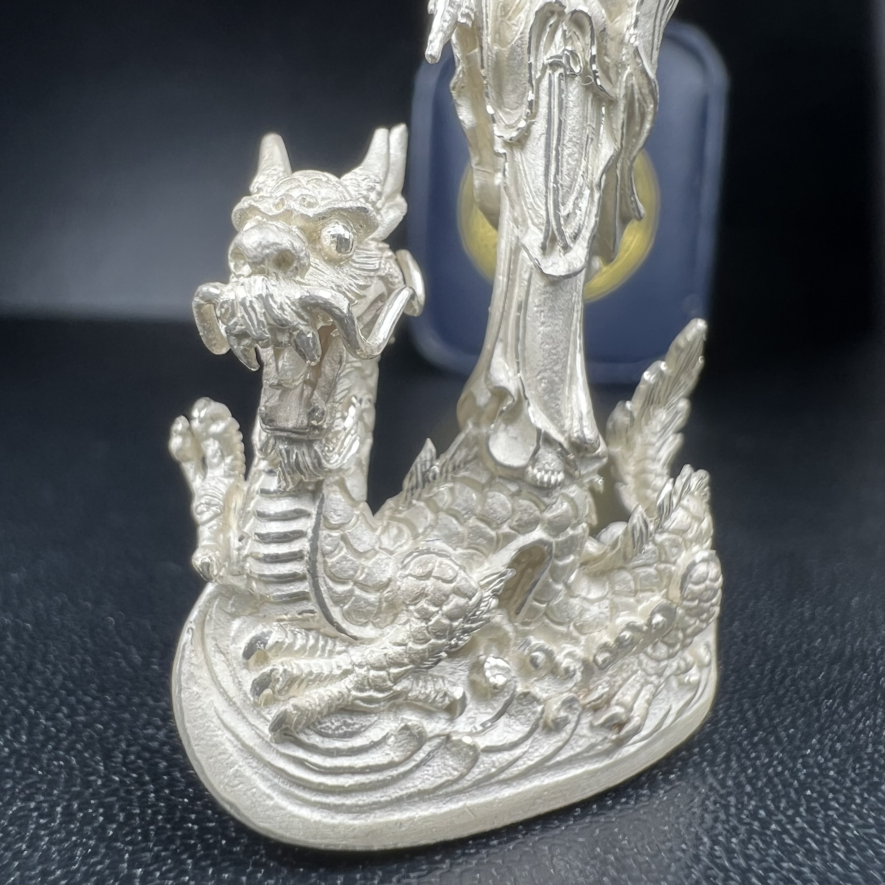 รูปหล่อลอยองค์พระโพธิสัตว์กวนอิม ทรงประทับมังกร จ.ระนอง เนื้อเงิน พิมพ์ใหญ่(สภาพผิว สวยงดงาม ทรงคุณค่า) เฉลิมฉลองในวโรกาสที่พระบาทสมเด็จพระเจ้าอยู่หัวทรงครองสิริราชสมบัติครบ 50 ปี จ.ระนอง พ.ศ.2539