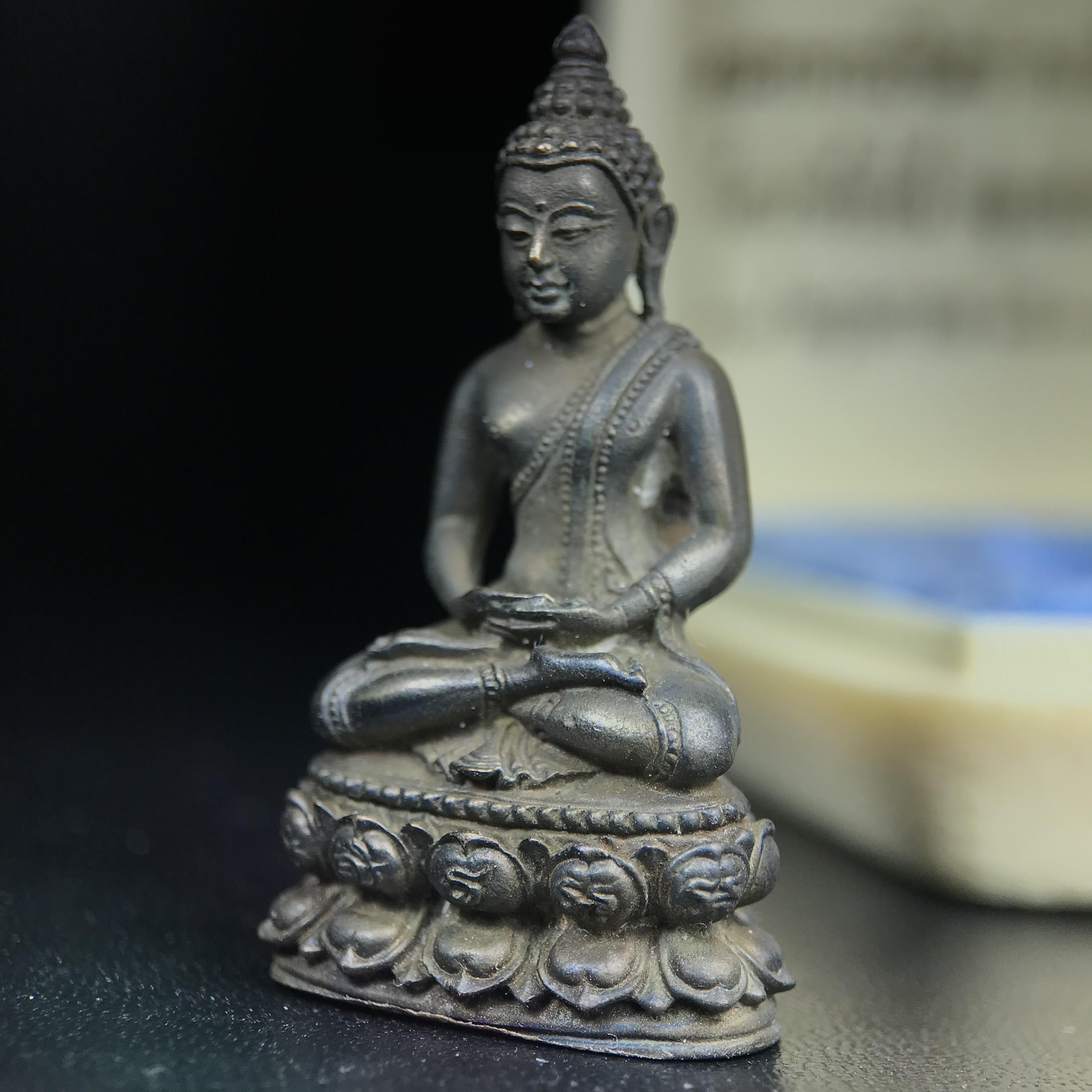 พระกริ่งพิชัยรังสี รุ่นแรก วัดป่าชัยรังสี จ.สมุทรสาคร ปี 2531 เนื้อนวโลหะ ออกแบบโดยนายช่างเกษม มงคลเจริญ ช่างมือหนึ่งแห่งยุค ปลุกเสกโดยพระเกจิอาจารย์ที่มีชื่อเสียงในยุคนั้นมาร่วมพิธีกันหลายรูป พุทธศิลป์ออกแบบได้สวยงดงาม พร้อมกล่องบรรจุเดิมครบ