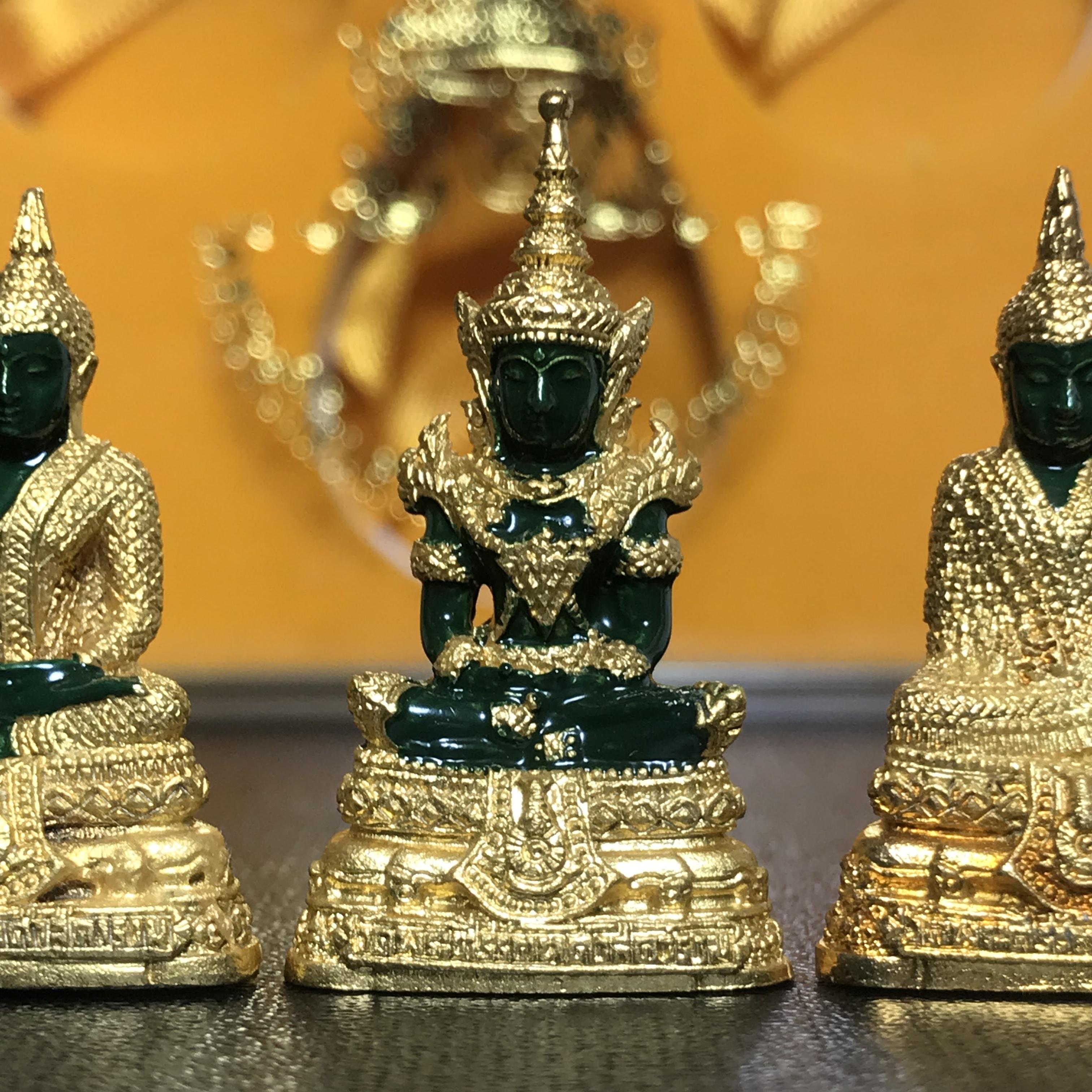 พระพุทธมหามณีรัตนปฏิมากร(พระแก้วมรกต) วัดพระศรีรัตนศาสดาราม สำนักพระราชวัง จัดสร้าง ชุด3 ฤดู ร้อน ฝน หนาว(บรรจุมวลสารใต้ฐาน)