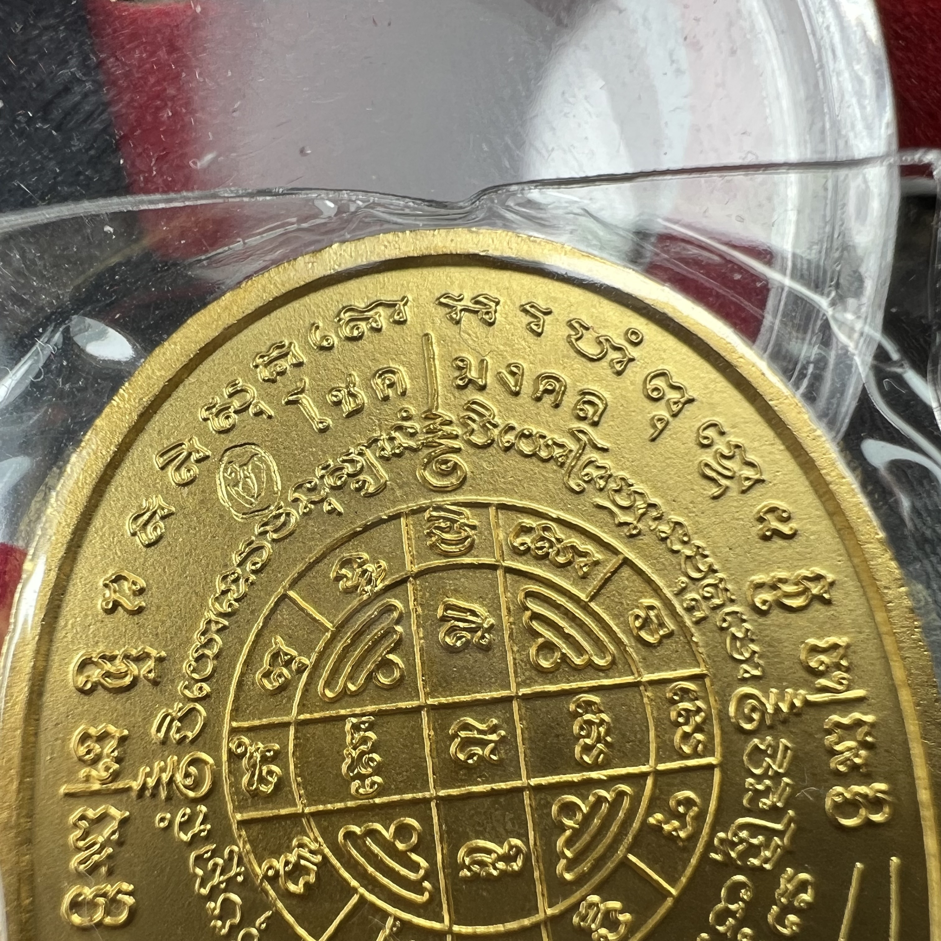 เหรียญครุฑดวงตรามหาเดช หลังยันต์มงกุฏพระเจ้า วัดตรีทศเทพวรวิหาร ปี2553 เนื้อกะไหล่ทองลงยาแดง(สภาพสวยซีนซองเดิมกล่องบรรจุเดิม)ดวงตราแห่งชัยชนะ ความสำเร็จ เจริญรุ่งเรือง แก้อาถรรพ์ ต่างๆ