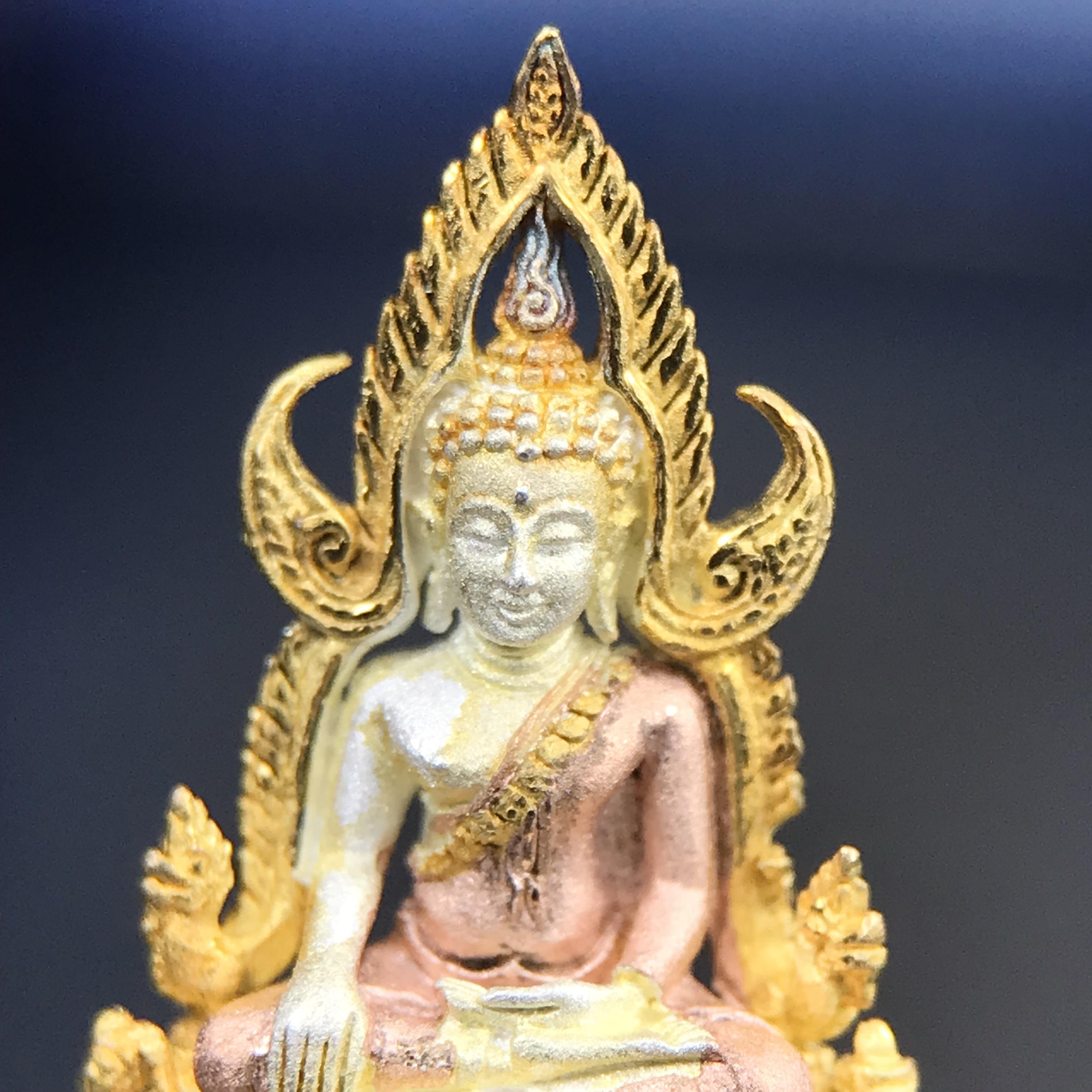 พระพุทธชินราช ภปร. โครงการ เพราะแผ่นดินนี้คือแผ่นดินเกิด เนื้อเงินชุบสามกษัตริย์ ปี2551 ขนาดหน้าตัก1/4นิ้ว (สวยงามทรงคุณค่า อีกหนึ่งรุ่นยอดนิยมหายาก) (สภาพคัดสวย กล่องบรรจุเดิมครบ)