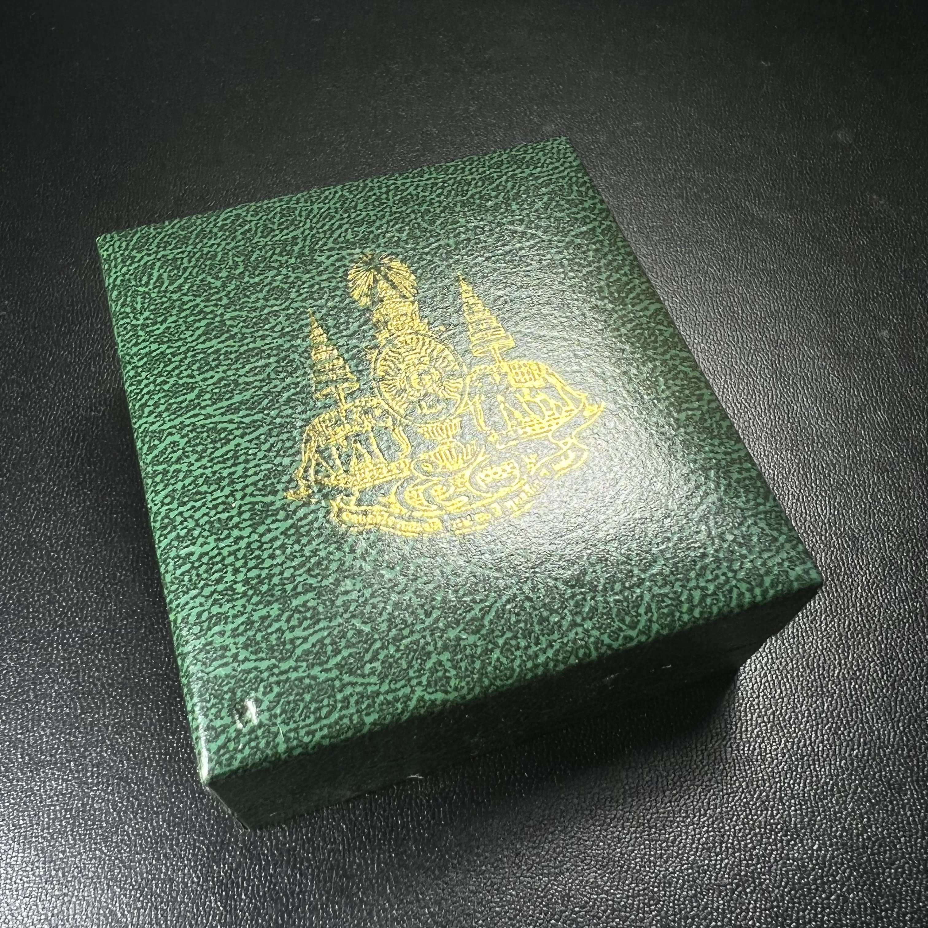 พระพุทธโสธร ภปร. รุ่นย้อนยุค สร้างพระอุโบสถ สมาคมชาวฉะเชิงเทรา จัดสร้าง ปี 2539 วโรกาสครองสิริราชสมบัติครบ 50 ปี เนื้อเงินทรายนวลขัดเงาบางส่วน(ผิวเดิม) พร้อมกล่องบรรจุและใบรับรองเดิม