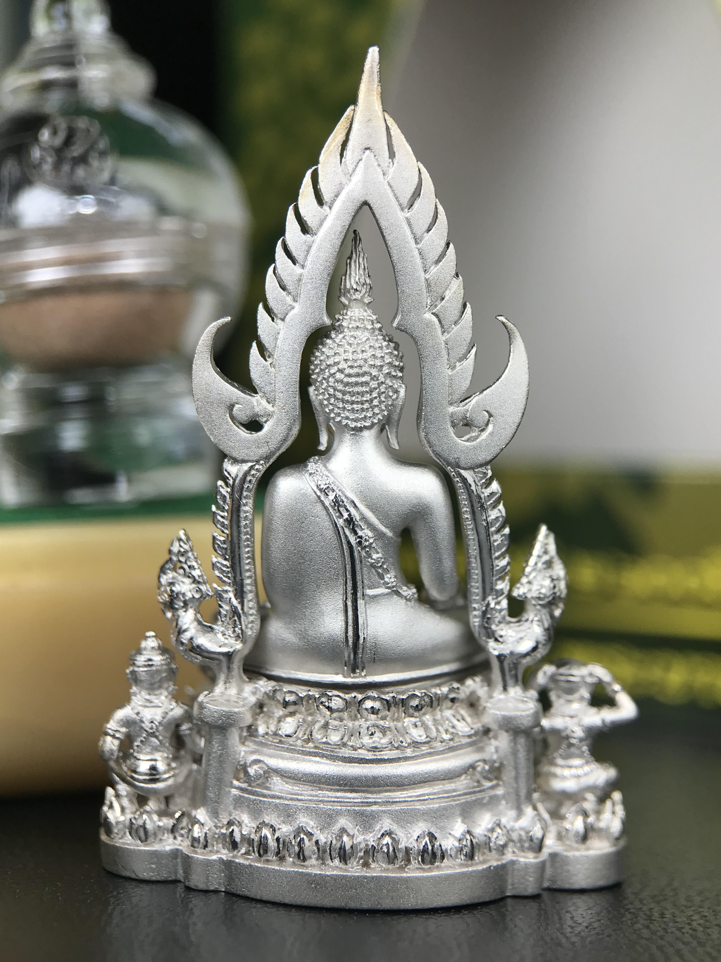 พระพุทธชินราช ภปร. 84 พรรษาในหลวงรัชกาลที่ 9 ปี 2554 พิมพ์กลางขนาดหน้าตัก 1/2 นิ้ว(สูง 3.8 ซม.) เนื้อเงินชุบทองคำขาว(สภาพผิวเดิมสวย) (พระราชทานมวลสาร จิตรลดาและเส้นพระเจ้า(เส้นผม)รัชกาลที่9)พุทธศิลป์ทรงคุณค่าอีกหนึ่งรุ่นยอดนิยม(องค์หมายเลข ๒๔๐๐)