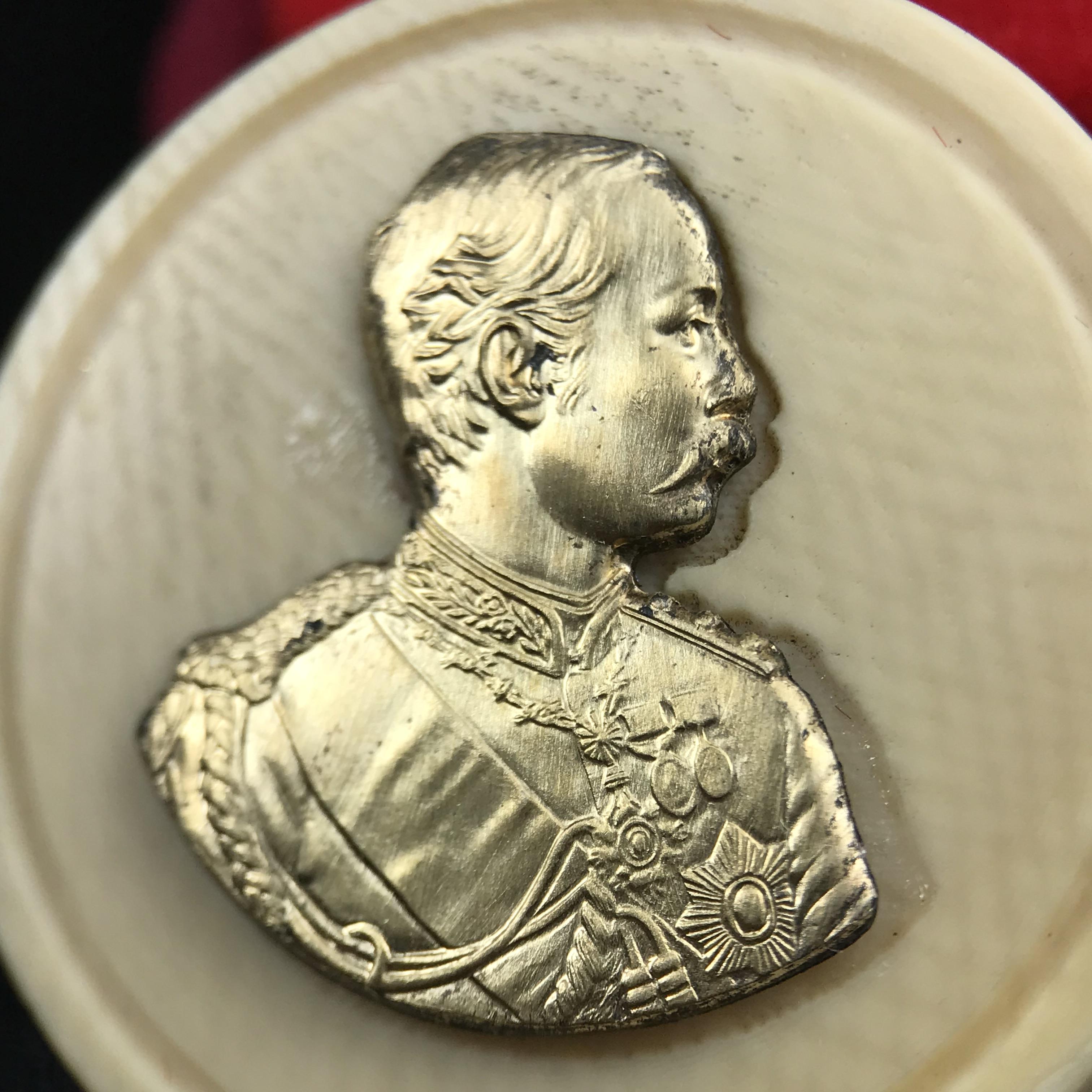 เหรียญรัชกาลที่ 5 คชสารหมื่นปี หลวงพ่ออุตตมะ วัดวังก์วิเวการาม ปี 2540 พิมพ์ใหญ่ขนาด 3.0 ซม. หน้ากากทองคำบริสุทธิ์ 99.99% (ผิวสวยเดิม)พร้อมกล่องบรรจุเดิมครบ(ควรคู่ผู้รู้คุณค่า ด้วยวัตถุมงคล เสริมบุญญาบารมี)