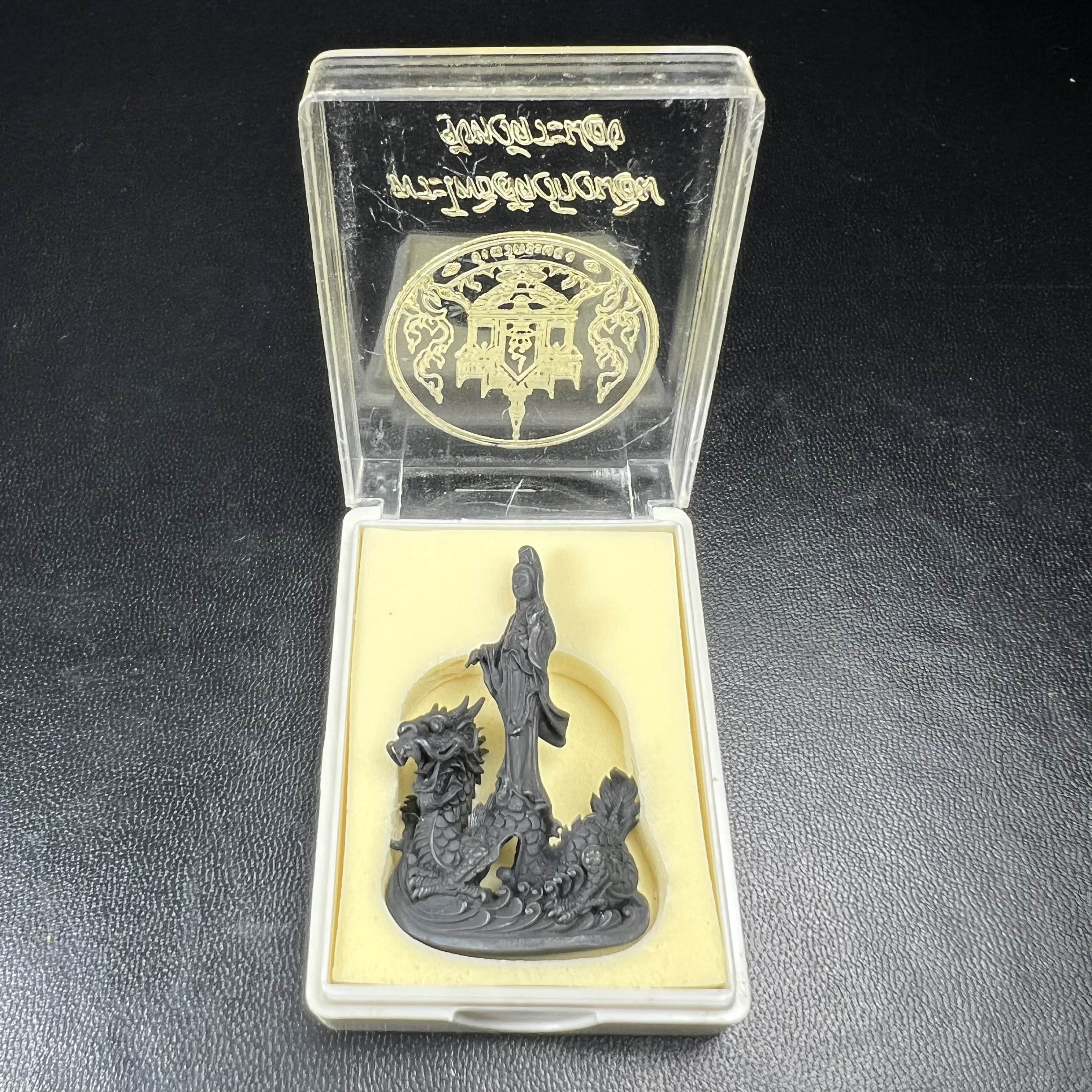 รูปหล่อลอยองค์พระโพธิสัตว์กวนอิม ทรงประทับมังกร จ.ระนอง พ.ศ.2539 เนื้อนวโลหะ พิมพ์ใหญ่(สวยงดงาม เข้มขลัง ทรงคุณค่า) เฉลิมฉลองในวโรกาสที่พระบาทสมเด็จพระเจ้าอยู่หัวทรงครองสิริราชสมบัติครบ 50 ปี(องค์หมายเลข๗๙๗๔)