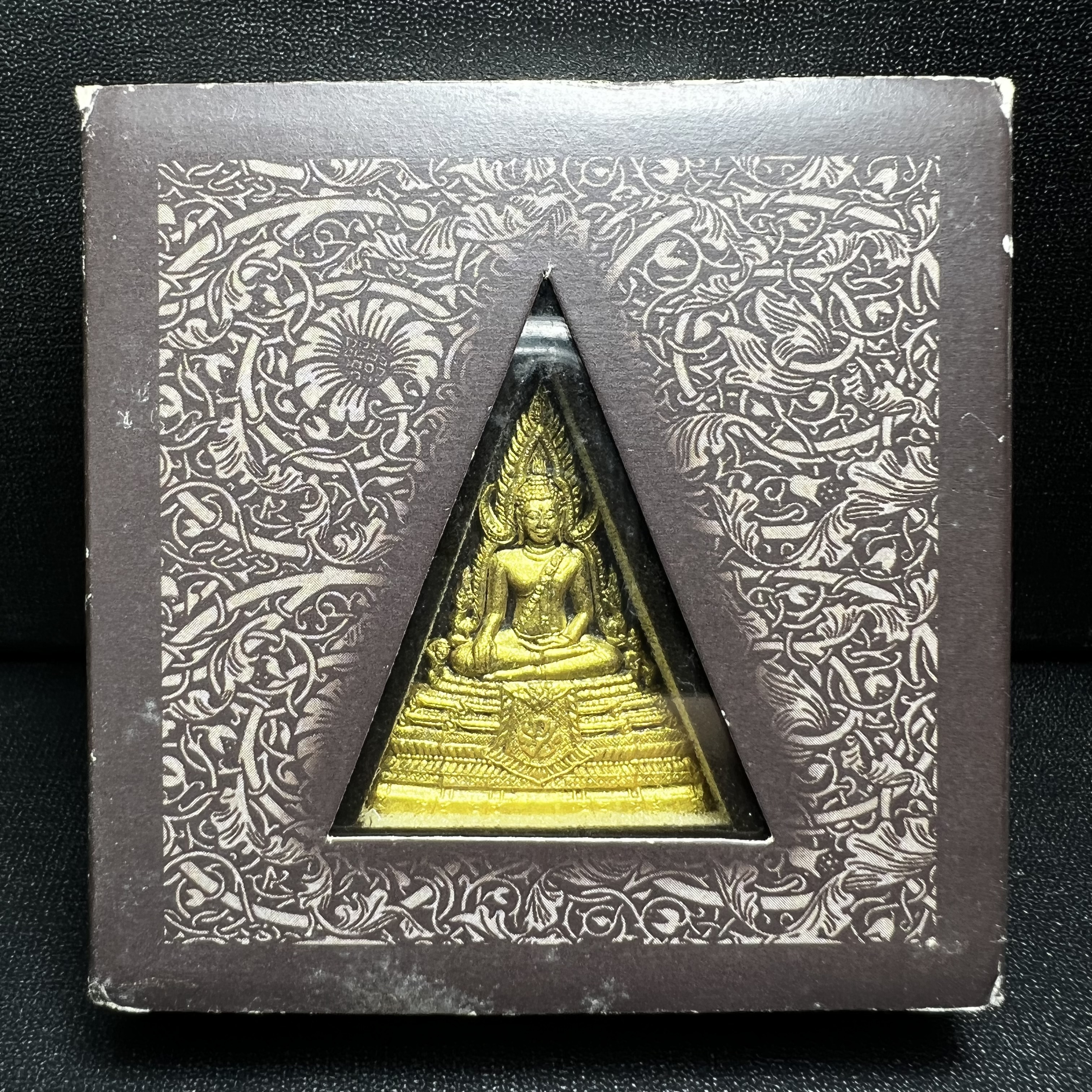 พระพุทธชินราช ภปร. โครงการ "เพราะแผ่นดินนี้ คือ แผ่นดินเกิด" ปี2548(รุ่นแรก) พระผงหลัง ภ.ป.ร. ทองคำ (พระราชทานเส้นพระเจ้า (เส้นผม)และมวลสารจิตรลดา)