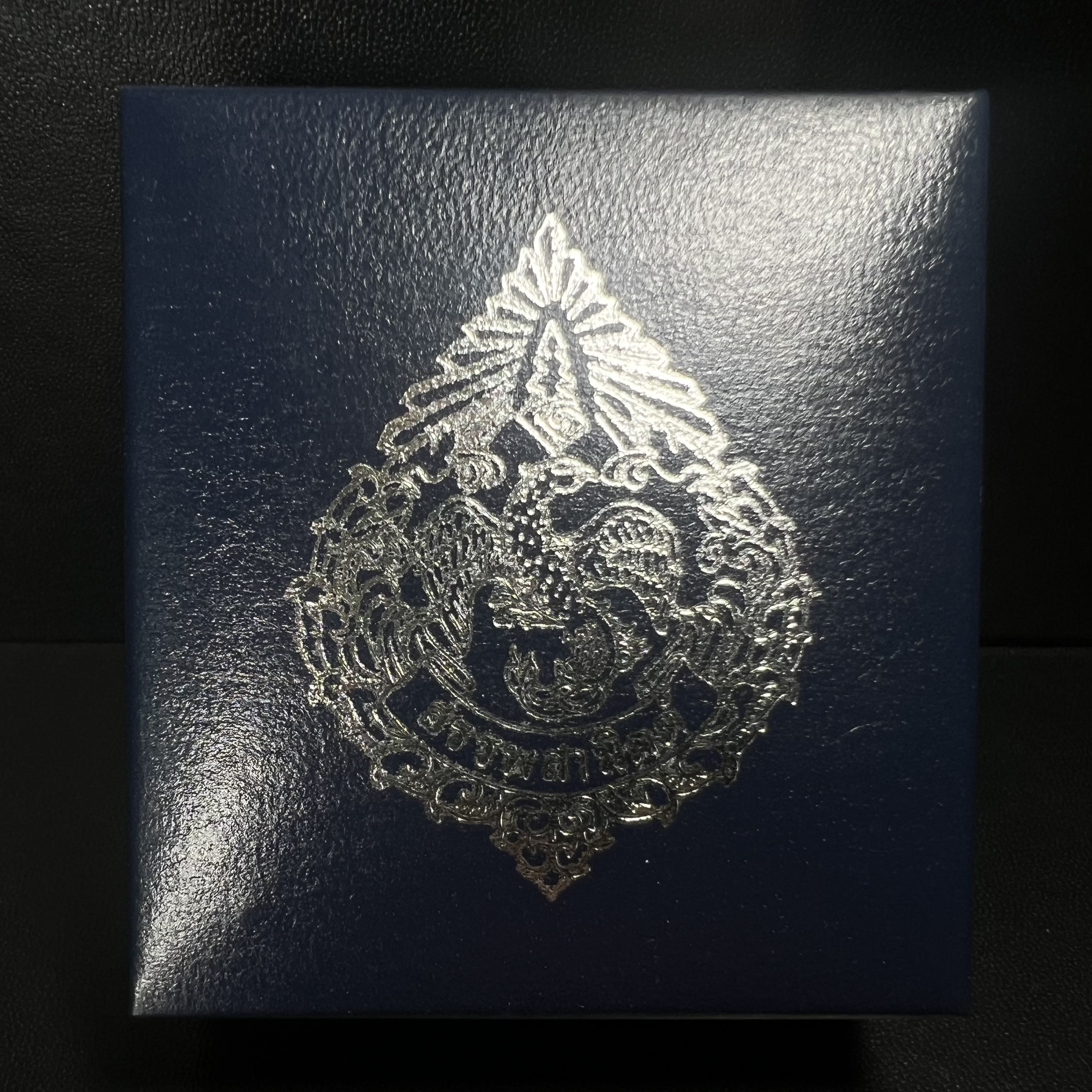 พระแก้วมรกต กรมสรรพสามิตจัดสร้างขึ้นเนื่องในโอกาสครบรอบ 64 ปีของกรมสรรพสามิต และเนื่องในวโรกาสที่พระบาทสมเด็จพระเจ้าอยู่หัวทรงครองราชย์ครบ50ปีเมื่อ พ.ศ.2539 เนื้อเงินทรายนวลขัดเงา(ผิวเดิมๆขึ้นสีรุ้งธรรมชาติสวย(สเน่ห์พระเนื้อเงินสีสันที่ธรรมชาติสรรค์สร้าง)