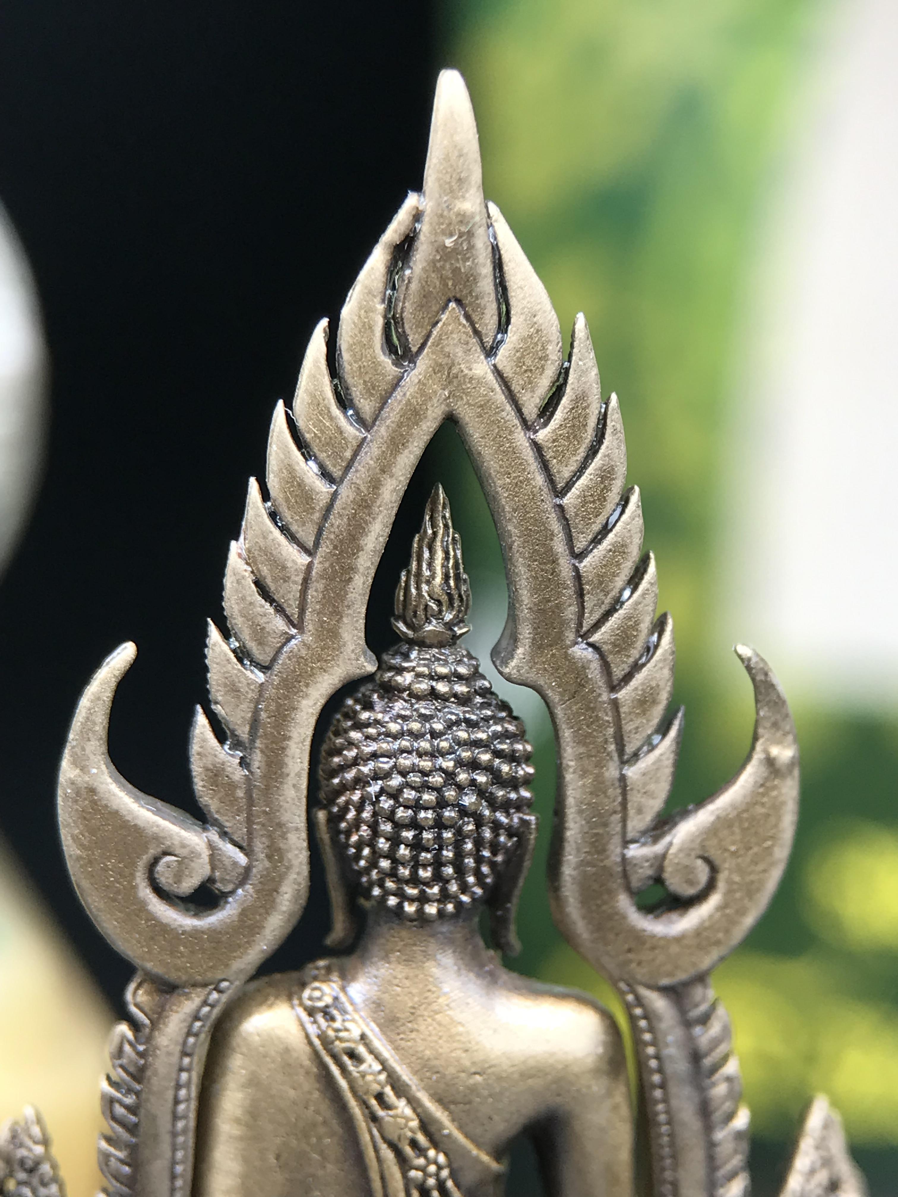 พระพุทธชินราช ภปร. 84 พรรษาในหลวงรัชกาลที่ 9 ปี 2554 พิมพ์กลางขนาดหน้าตัก 1/2 นิ้ว(สูง 3.8 ซม.) เนื้อบรอนซ์รมดำซาติน(สภาพผิวเดิมสวย) (พระราชทานมวลสาร จิตรลดาและเส้นพระเจ้า(เส้นผม)รัชกาลที่9)พุทธศิลป์ทรงคุณค่าอีกหนึ่งรุ่นยอดนิยม(องค์หมายเลข ๑๙๘๑)