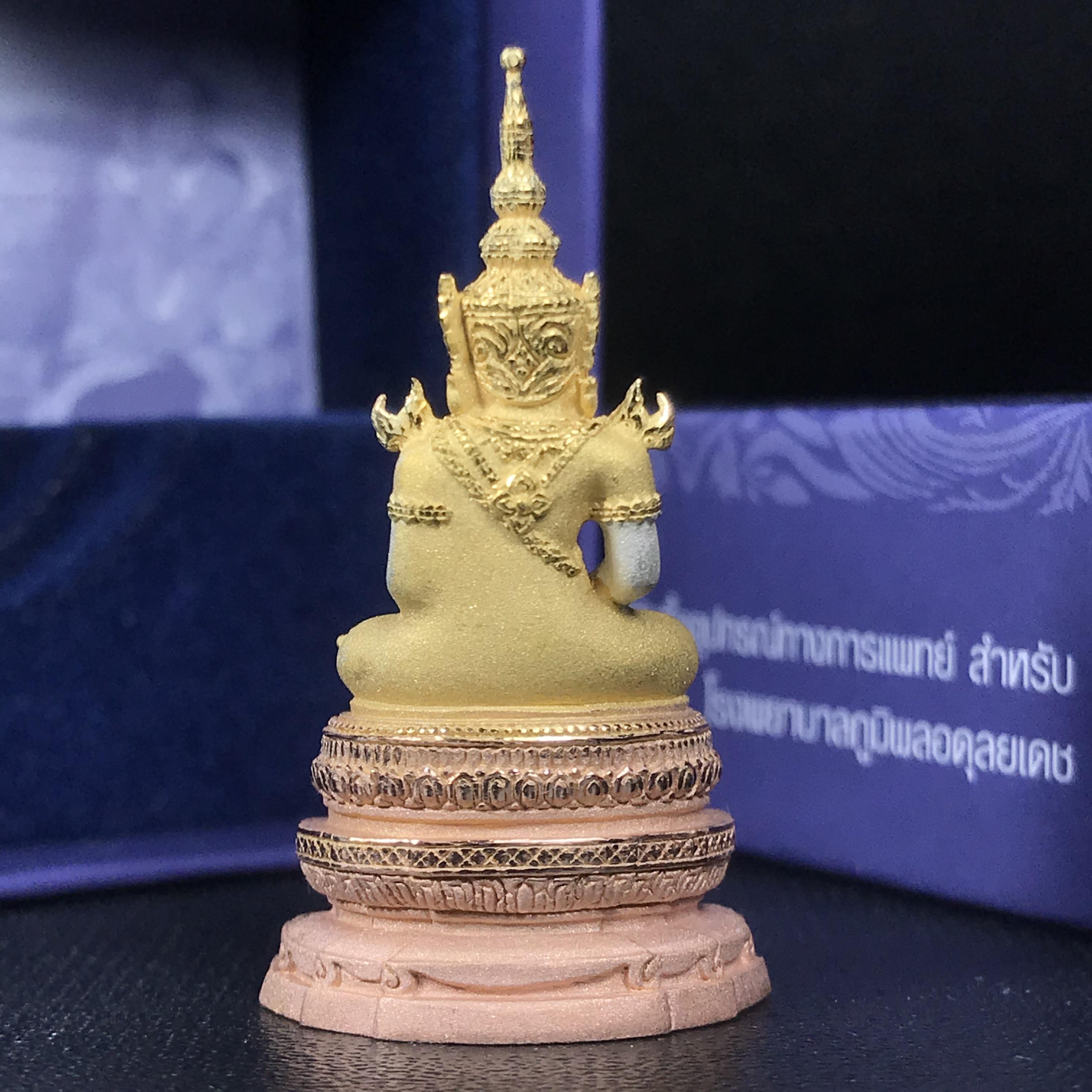 พระแก้วมรกต ภปร. ปี2547 จัดสร้างโดย รพ.ภูมิพลฯ เนื้อเงิน (3 กษัตริย์)ลอยองค์ หน้าตัก 1/2 นิ้ว (สภาพสวย กล่องบรรจุเดิมครบสมบูรณ์) (1ใน3000องค์)องค์หมายเลขมหามงคล 999 (ตองเก้า)เจริญเก้าหน้าในทุกด้าน