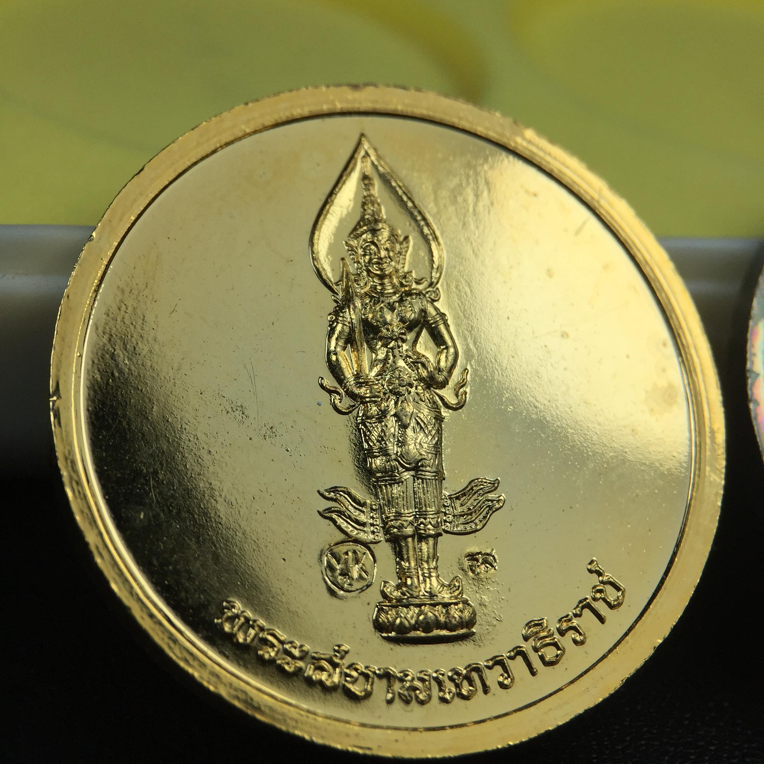 เหรียญสนทนาธรรม ในหลวงรัชกาลที่ 9 สมเด็จพระญาณสังวร หลังพระสยามเทวาธิราช ปี 2543 วัดบวรนิเวศวิหาร ชุดกรรมการ(เนื้อกะไหล่ทอง+กะไหล่เงิน+ทองแดงรมน้ำตาล)พร้อมกล่องบรรจุเดิม(ชุดหายาก สภาพผิวกะไหล่เดิมจากผู้จัดสร้าง ผิวขึ้นรุ้งธรรมชาติสวยจัด แชมป์ๆ)1 ใน 343ชุด