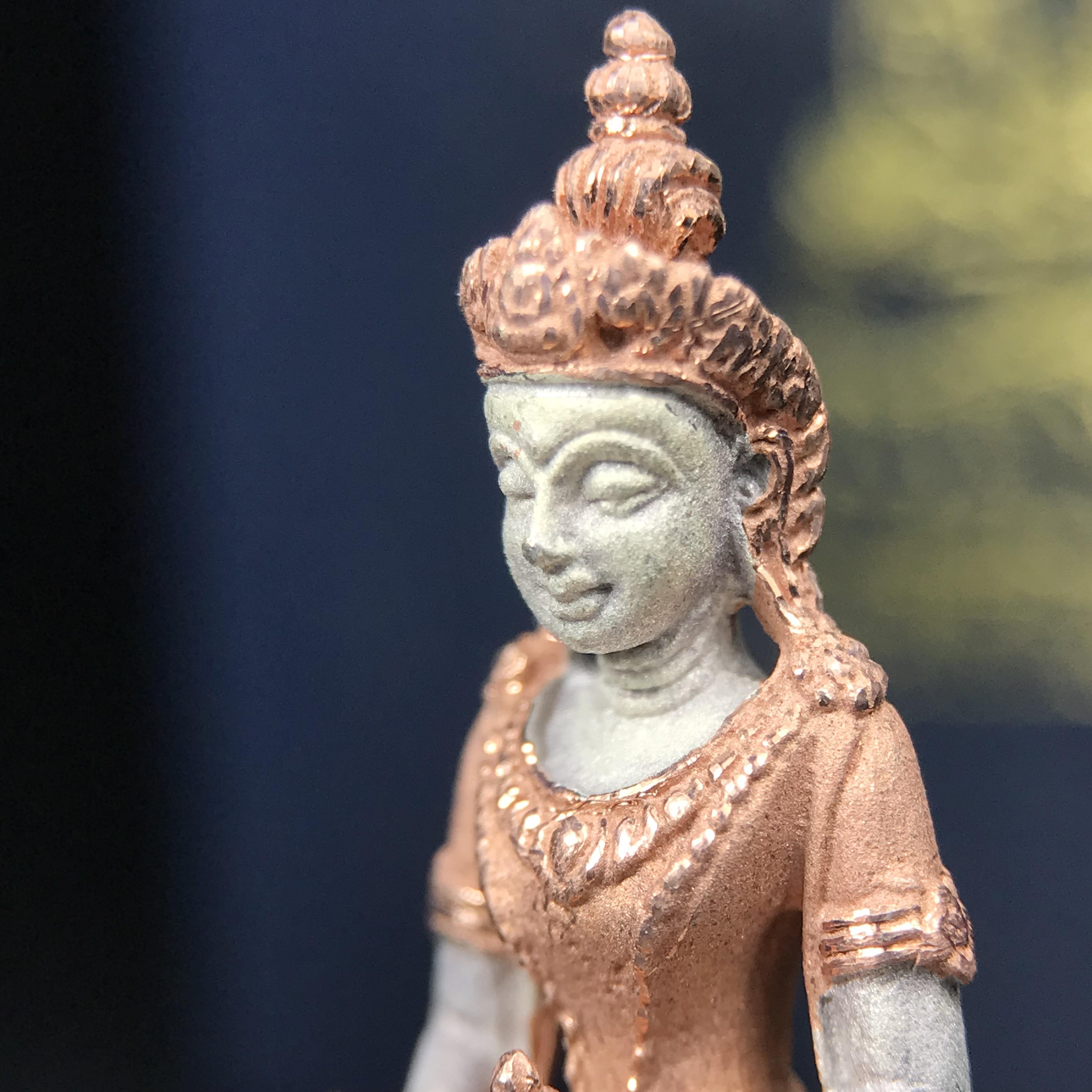 พระอวโลกิเตศวร เมตตา มหาบารมี พิธีพุทธาภิเษก ณ อุโบสถ วัดบวรนิเวศวิหาร 3 พฤษภาคม 2540 เนื้อเงินสามกษัตริย์ ขนาด 3.2 x 2.7 ซม. ตอกโค๊ตใต้ฐานพร้อมกล่องบรรจุเดิม สวย ครบ สมบูรณ์(รุ่นนี้หายาก พบเจอน้อยมาก)