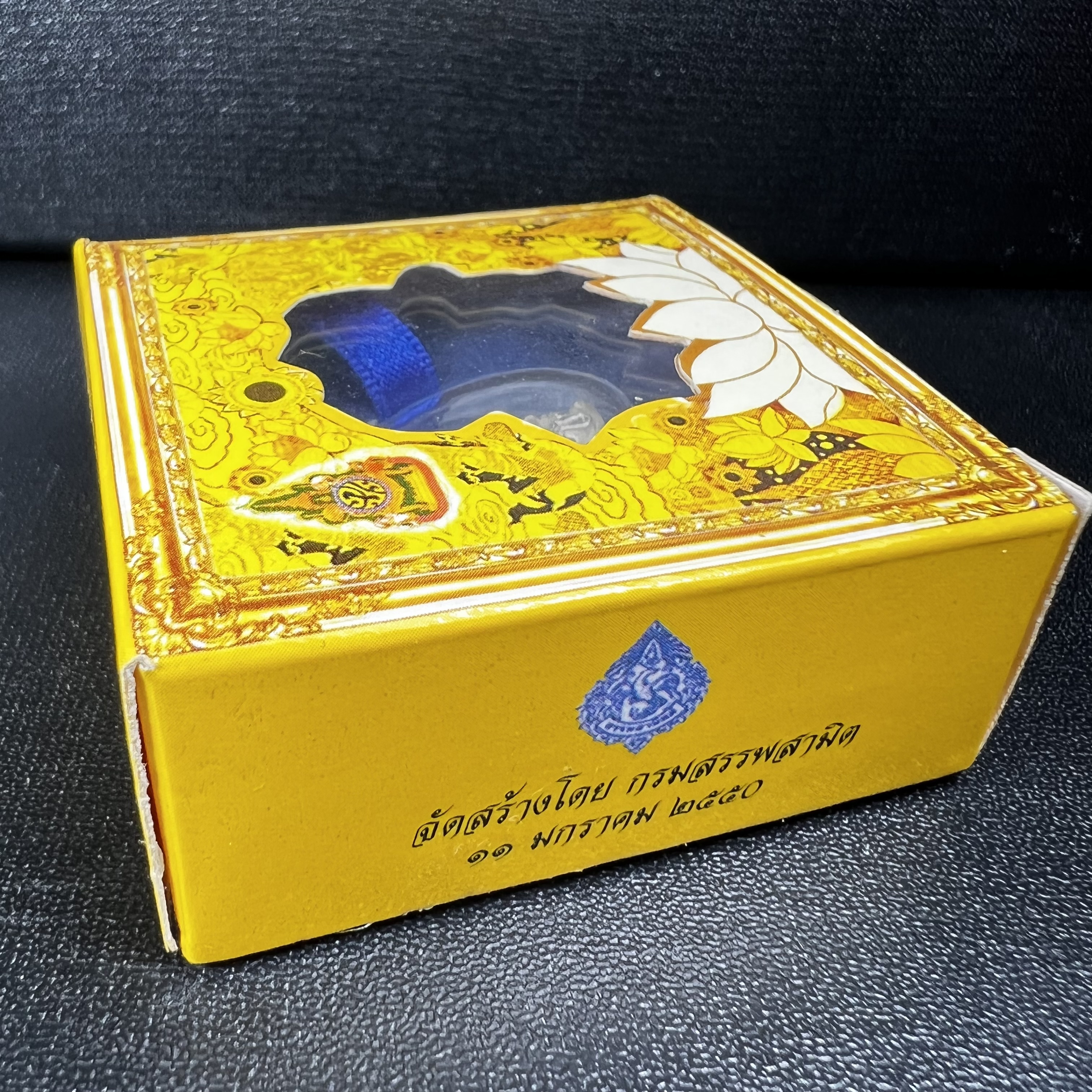 พระแก้วมรกต(จำลอง)ลอยองค์ ขนาดหน้าตัก 1/4 นิ้ว ทรงเครื่องฤดูร้อน เนื้อเงิน ตราสัญลักษณ์ฉลองสิริราชสมบัติครบ 60 ปี พ.ศ.2549