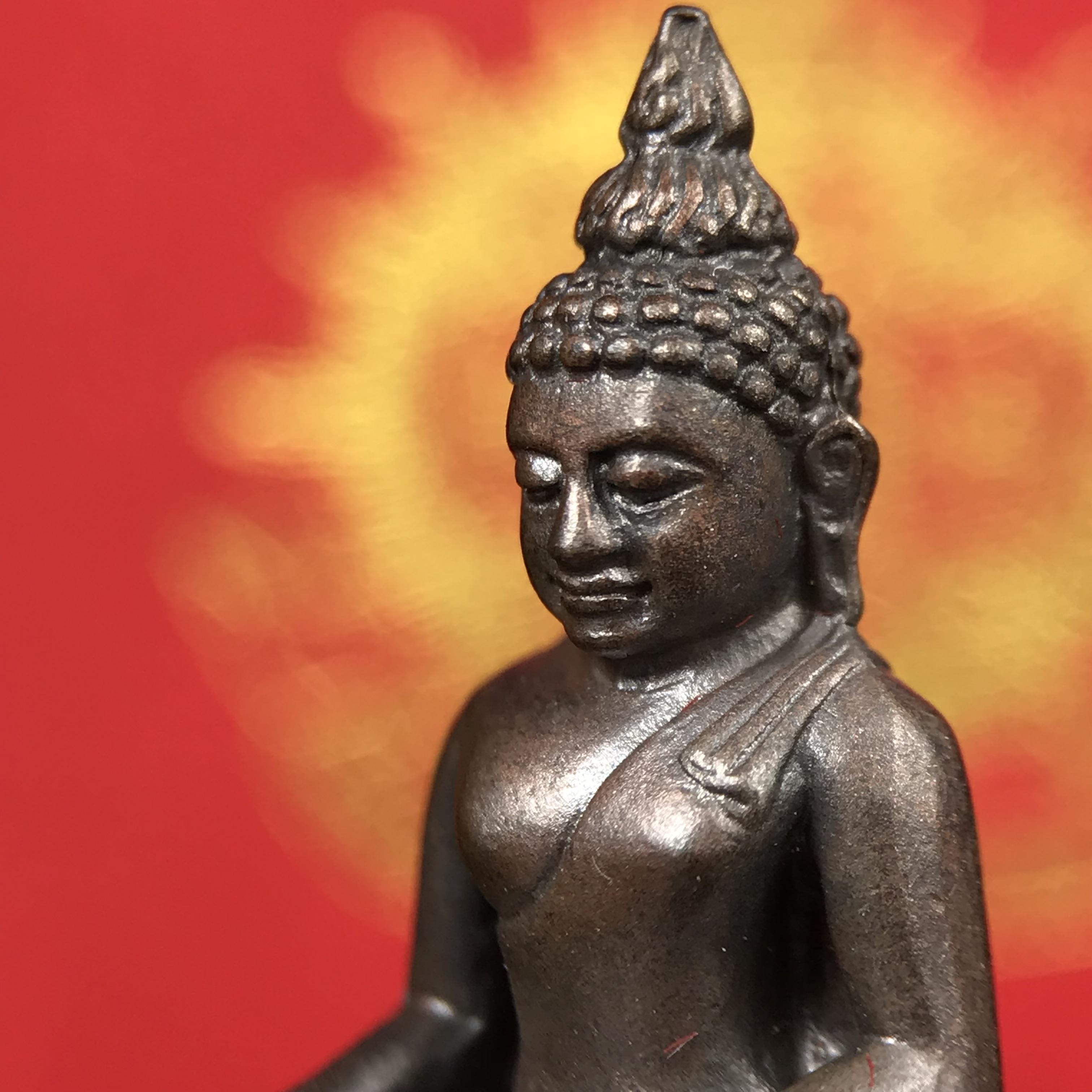 พระกริ่งไพรีพินาศ บรรจุเหล็กไหล ครั้งแรกและครั้งเดียวในประวัติศาสตร์ เฉลิมพระเกียรติ พระบาทสมเด็จพระเจ้าอยู่หัวรัชกาลที่9 พระชนมพรรษา 6 รอบ ปี2542 เนื้อนวโลหะผสมทองคำ(บรรจุเหล็กไหล)ดีนอก-ดีใน พิธีใหญ่ มวลสารเด่น (หายาก)