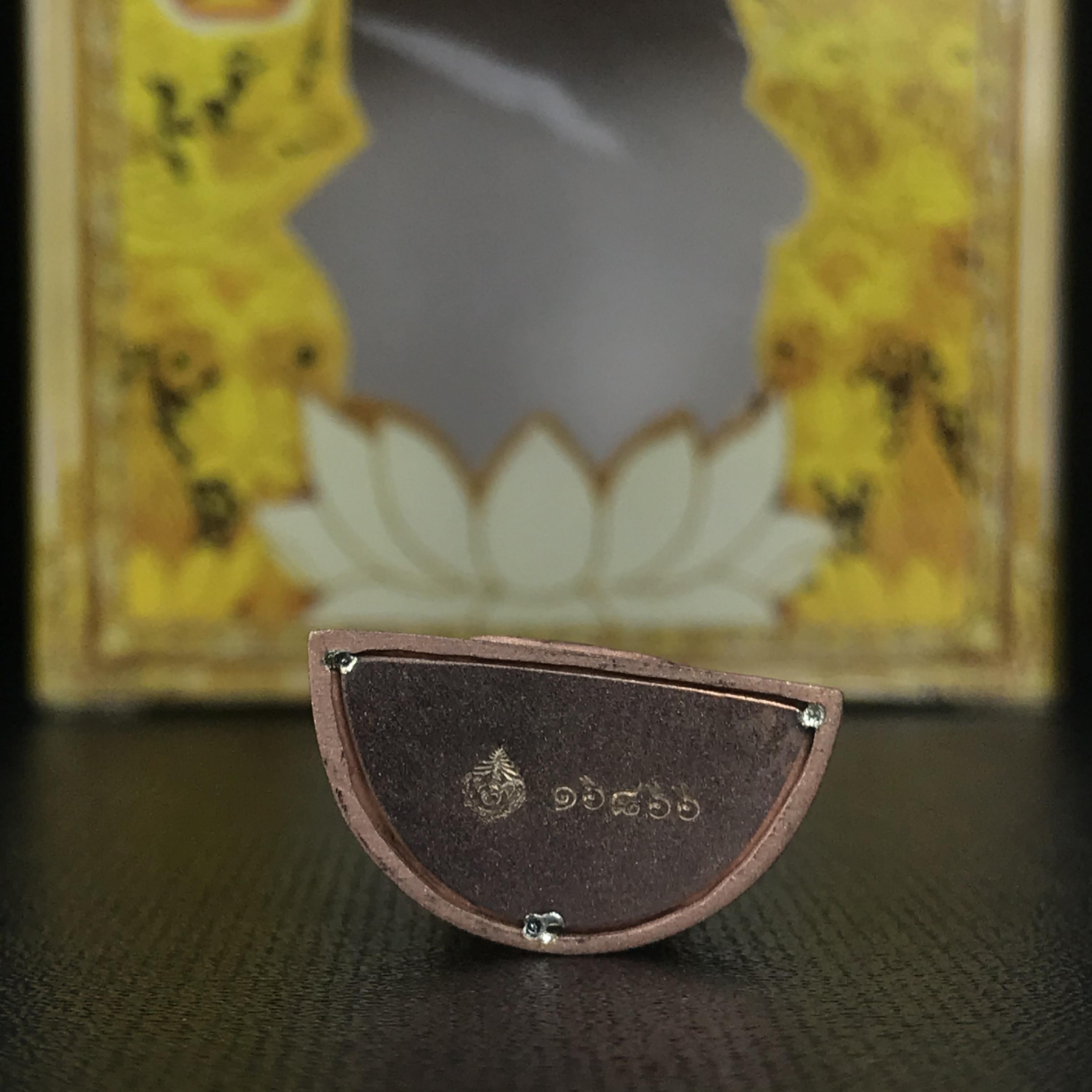 พระแก้วมรกต(จำลอง)ลอยองค์ ขนาดหน้าตัก 1/2 นิ้ว ทรงเครื่องฤดูร้อน เนื้อเงินสามกษัตริย์ ตราสัญลักษณ์ฉลองสิริราชสมบัติ ครบ 60 ปี พ.ศ.2549(สภาพสวย ครบ สมบูรณ์))