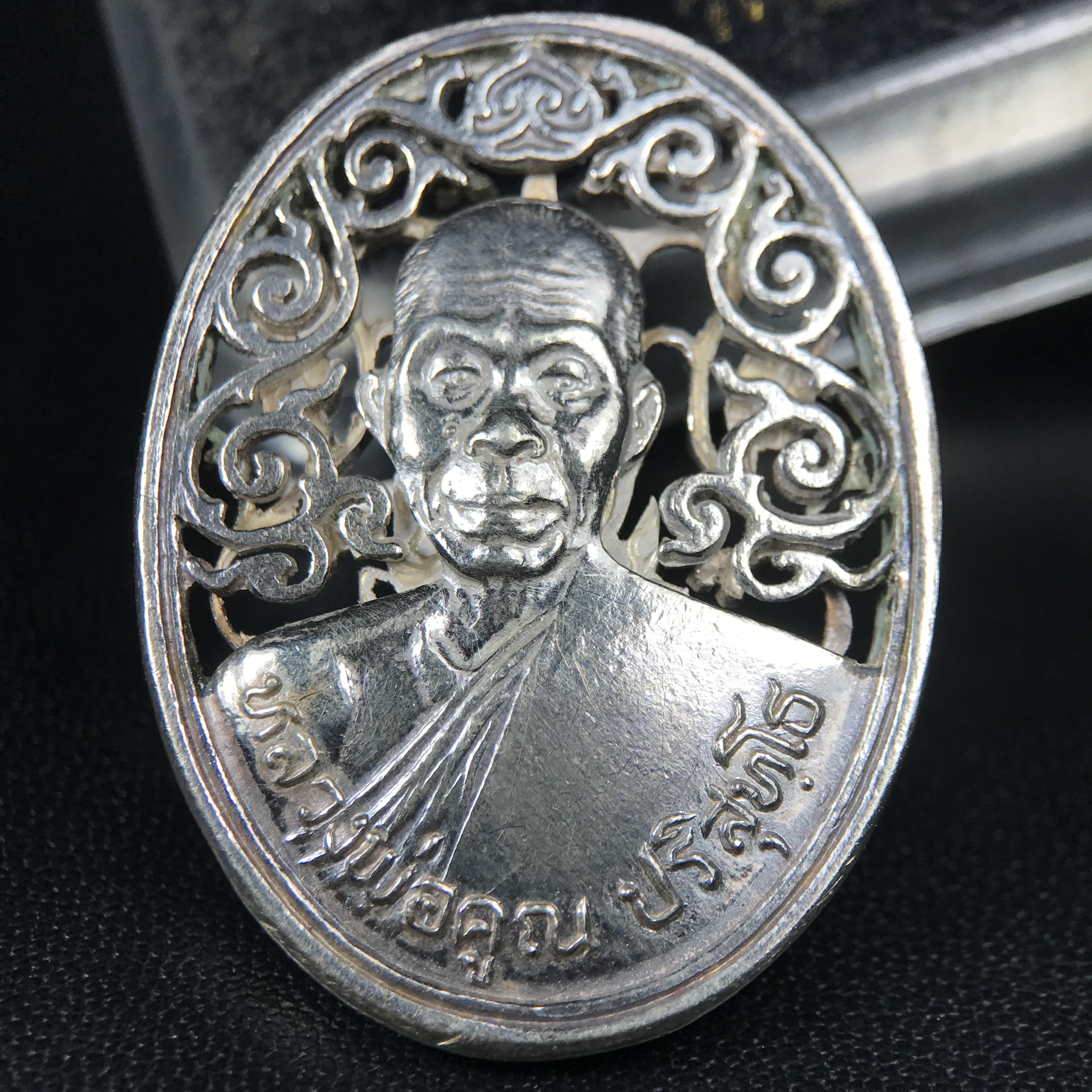 เหรียญหลวงพ่อคูณ ปริสุทโธ วัดบ้านไร่ รุ่น สก. ปี 2536 พิมพ์ลายฉลุ เนื้อเงิน(สวย งดงาม หายาก) งานมหามงคลเฉลิมพระชนมพรรษา 5 รอบ สมเด็จพระบรมราชินีนาถ จัดสร้างโดย กองพลทหารราบที่๒ ทหารเสือราชินี รักษาพระองค์ (พิธีใหญ่ ประวัติชัดเจน อีกหนึ่งรุ่นยอดนิยม)