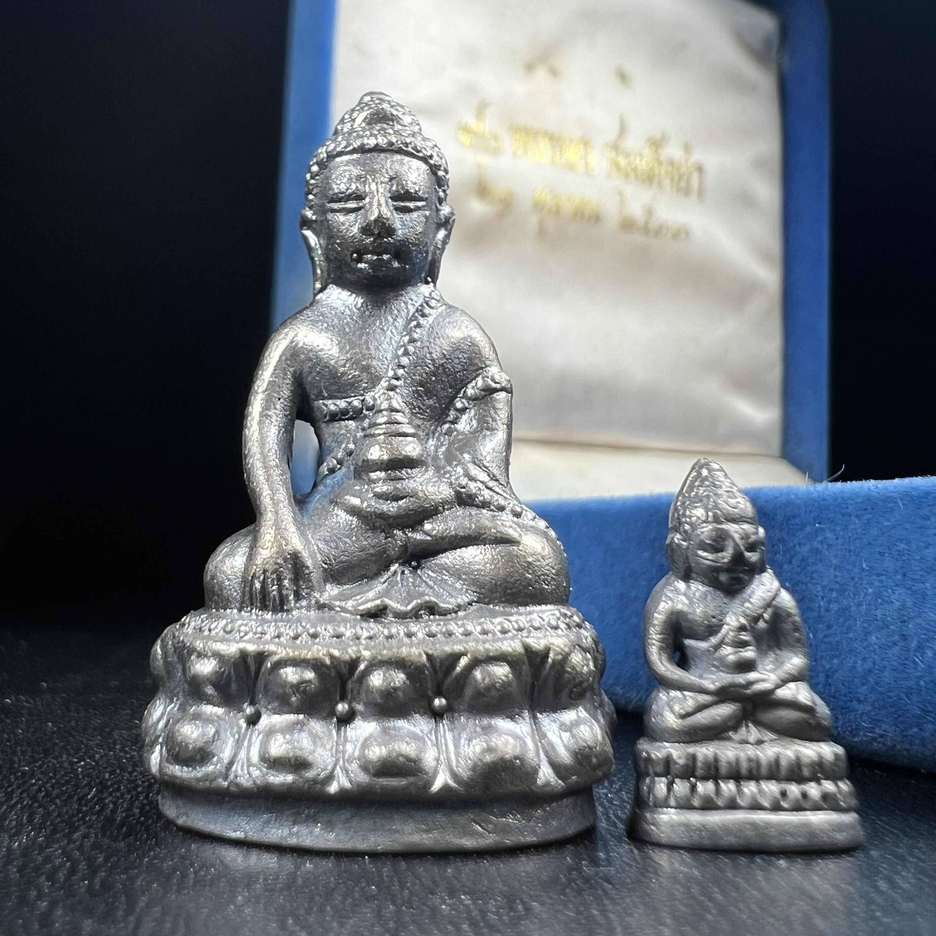 พระกริ่ง-พระชัยวัฒน์ สว. 90 พรรษาสมเด็จย่า ปี2533 เนื้อนวโลหะ(ผสมทองคำเยอะมากรุ่นนี้)(ในหลวงรัชกาลที่9เสด็จในพิธี)(หล่อแบบโบราณอุดมวลสาร 108 แบบฉบับพระกริ่งใหญ่สายวัดสุทัศน์ พระสังฆราช(แพ))(1 ใน 3000 ชุด) หายาก