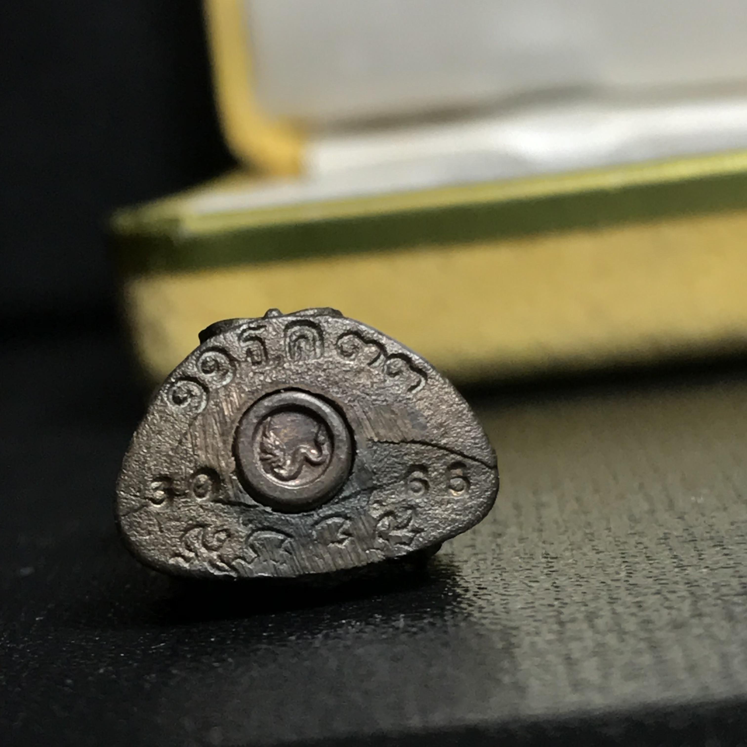 พระกริ่งปรมานุชิตชิโนรส วัดพระเชตุพนวิมลมังคลาราม(วัดโพธิ์) ปี2533 เนื้อนวโลหะ ( ในหลวงรัชกาลที่9เสด็จเททอง)