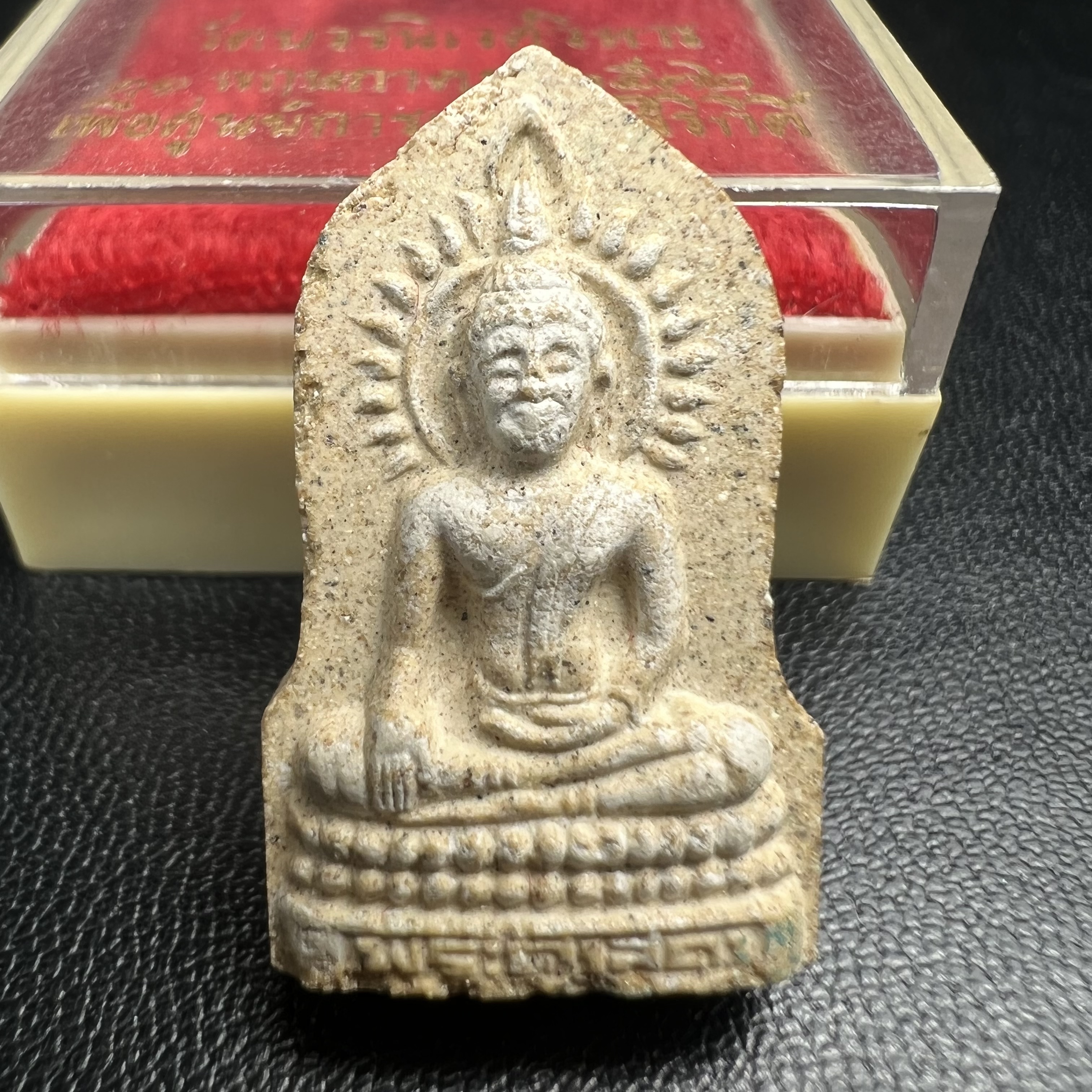 พระผงพระศาสดา หลัง ภปร. พิมพ์ใบเสมา วัดบวรนิเวศวิหาร ปี 2532 จัดสร้างในโอกาสสองทศวรรษรามาธิบดี เพื่อศูนย์การแพทย์สิริกิติ์ เนื้อผงพุทธคุณ มวลสารจิตรลดาพระราชทาน เส้นพระเกศาสมเด็จพระสังฆราช(พิธีใหญ่ มวลสารมงคล สวยงามเข้มขลัง)พร้อมกล่องบรรจุเดิม