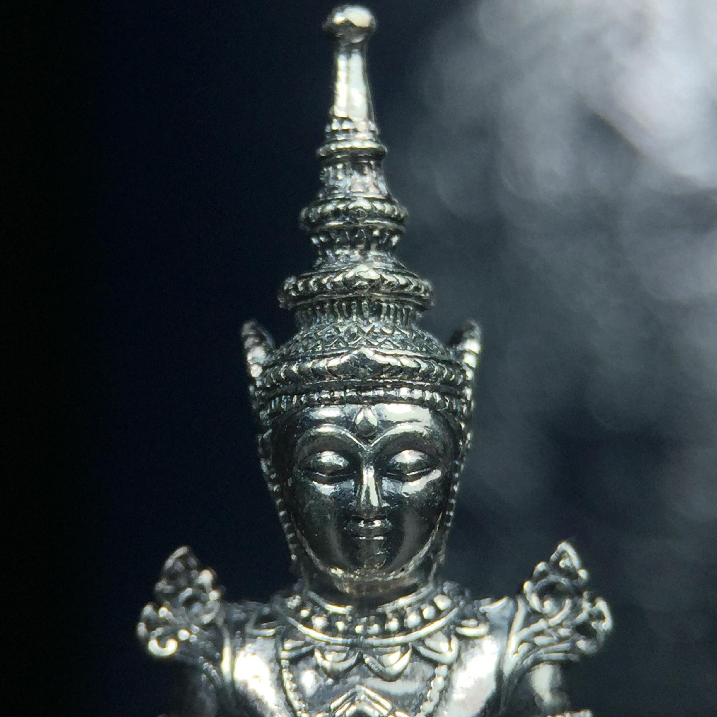 พระแก้วมรกต กรมสรรพสามิตจัดสร้างขึ้นเนื่องในโอกาสครบรอบ 64 ปีของกรมสรรพสามิต และเนื่องในวโรกาสที่พระบาทสมเด็จพระเจ้าอยู่หัวทรงครองราชย์ครบ 50 ปีในปีกาญจนาภิเษก เมื่อ พ.ศ.2539 เนื้อเงินรมดำขัดเงาพร้อมกล่องบรรจุเดิม