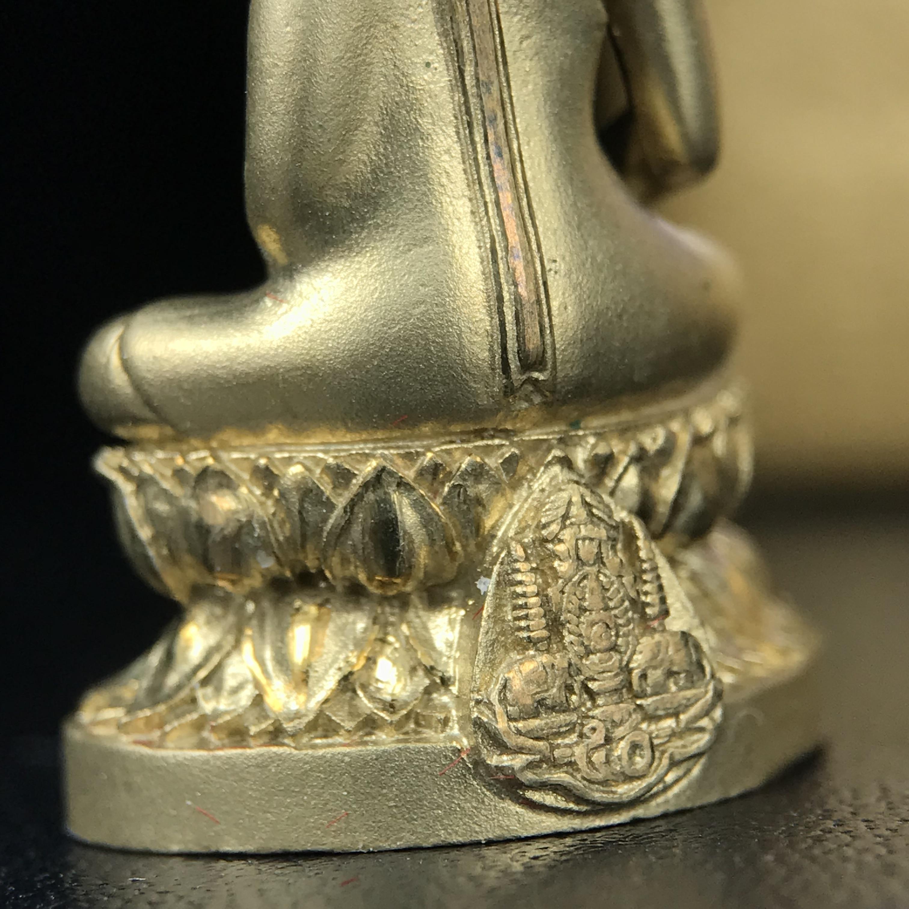 พระกริ่งพระพุทธนวราชบพิตร ตรากาญจนาภิเษกครองสิริราชสมบัติครบ 50 ปี รัชกาลที่ 9 ปี 2540 เนื้อทอง93(หายากพบเจอน้อยมาก) ขนาดสูง 3.2 ซม. พุทธศิลป์สวยงดงามและพิธีใหญ่วัดพระแก้ว(พุทธนวราชบพิตร นิมิตรหมายแห่งความสามัคคี ด้วยไมตรีแห่งองค์พระภูมิพล)