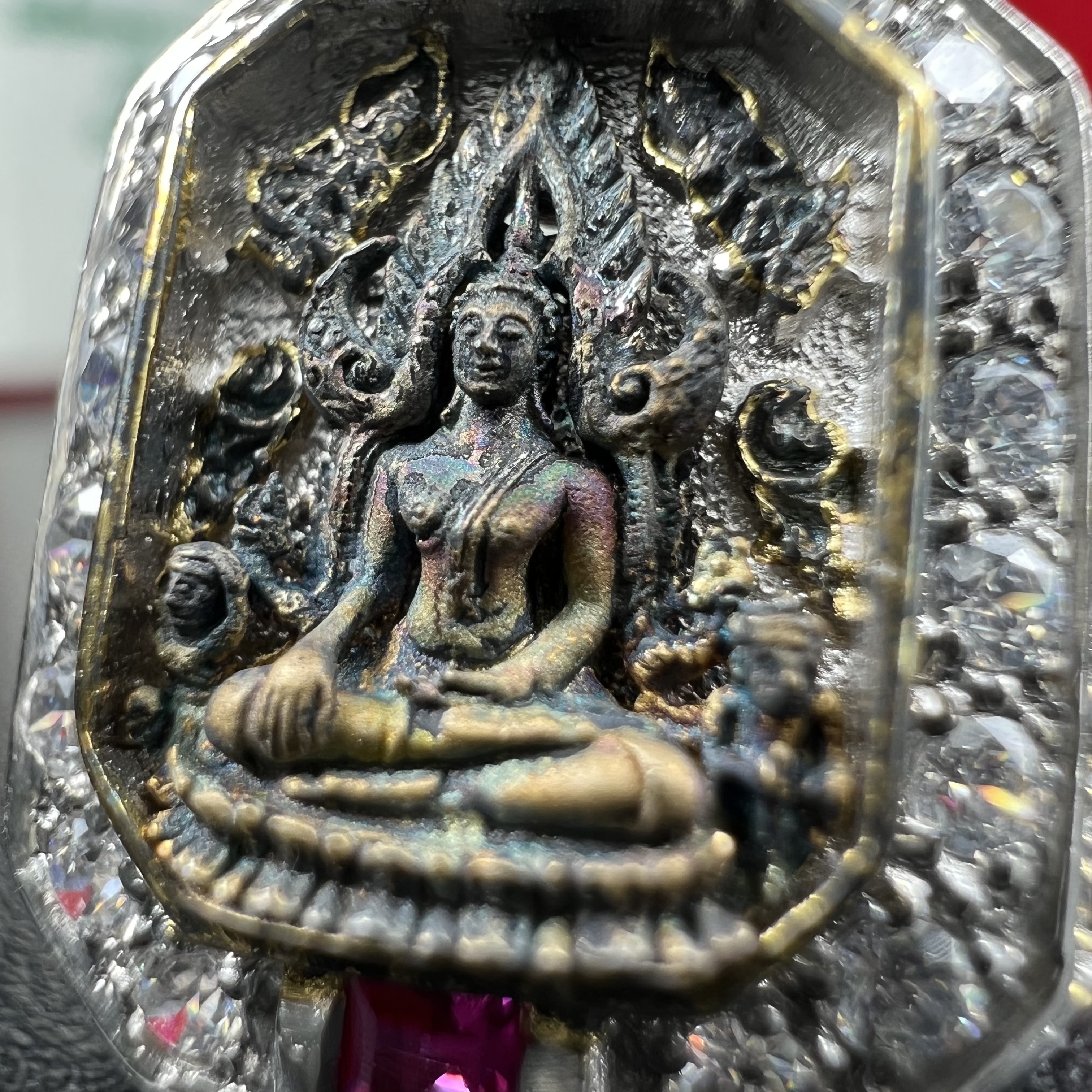 แหวนพระพุทธชินราช ภปร. ในวโรกาสเฉลิมพระชนมายุ6รอบ 5ธันวาคม2542 มูลนิธิพิทักษ์ดวงตาประชาชน จัดสร้าง แหวนเนื้อเงินเคลือบทองคำบริสุทธิ์ประดับเพชร CZ เกรดนอก ตอกโค๊ตและหมายเลข 2006(ผลรวมได้ 8 เลขมงคลเจริญมั่งคั่ง อุดมสมบูรณ์) พร้อมกล่องบรรจุเดิมครบ(หายาก)