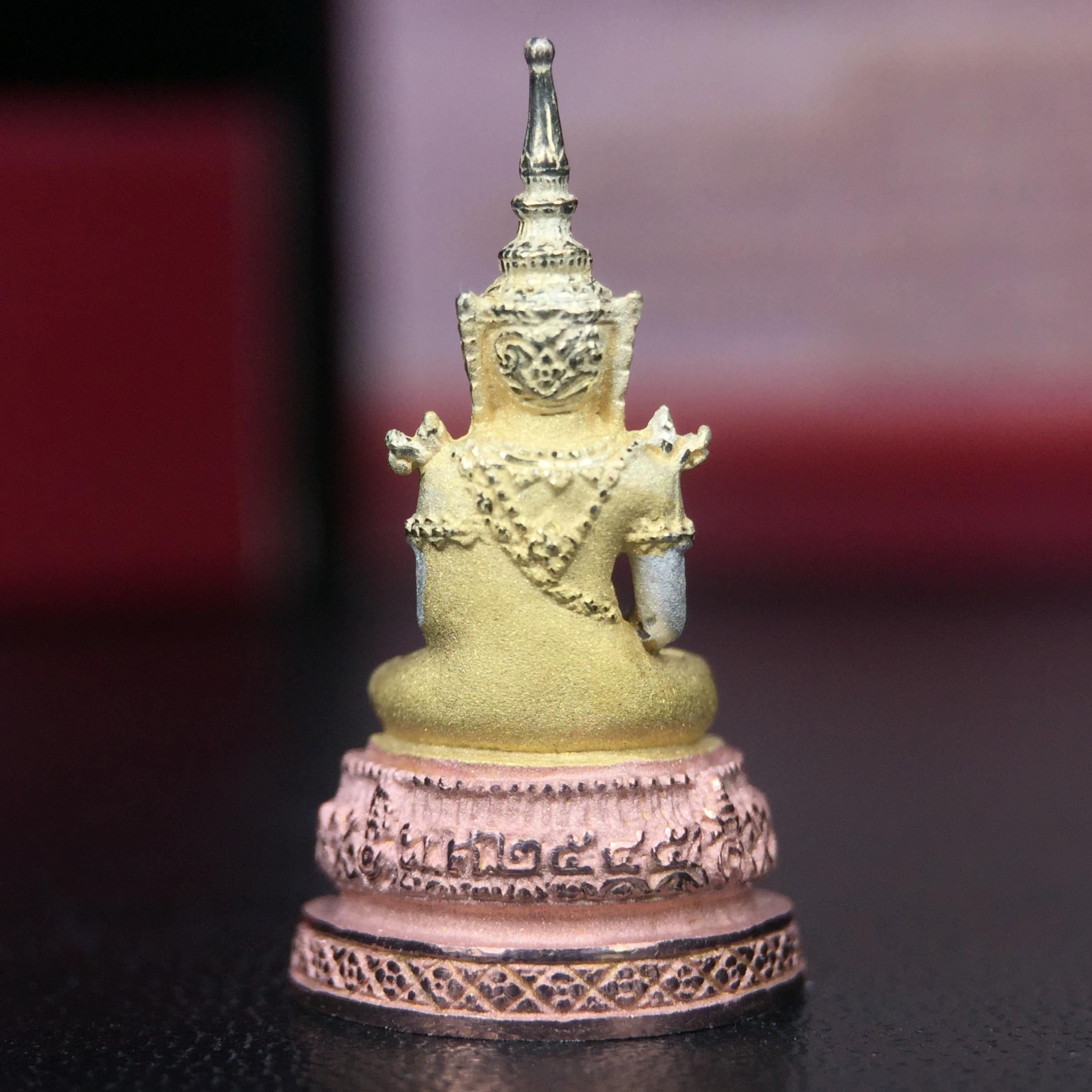 พระแก้วมรกต ภปร.(รุ่นแรก) ปี2545 รุ่นฉลองกรุงรัตนโกสินทร์ครบ 220 ปี พิมพ์ลอยองค์เล็ก เนื้อเงินบริสุทธิ์ 92.5% (สามกษัตริย์) ขนาด 10*19 มม. พร้อมกล่องบรรจุเดิม สวยครบสมบูรณ์