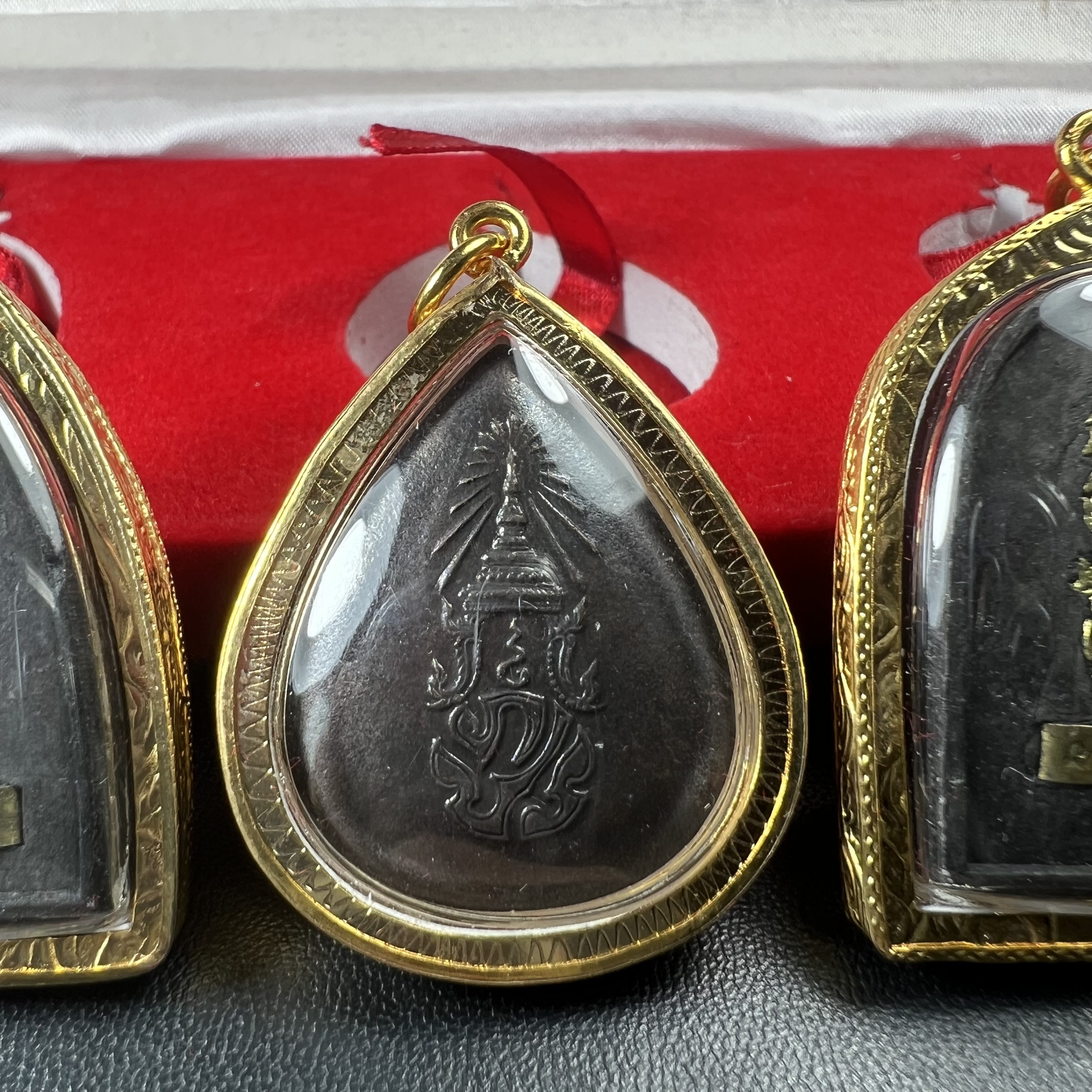 พระชุดของขวัญ 3 องค์ พระหลวงปู่ทวด ภปร. ทรงกลีบบัวและกลีบขนุนพร้อมเหรียญพระพุทธสิงหธรรมมงคล ปี 2547 (ชนวนเก่า)เนื้อว่านด้านหลังมี ภปร. เป็นโลหะผสมสูง 3.3ซม.พิธีใหญ่ มวลสารดี ปลุกเสกวัดพระแก้ว(งานเลี่ยมกรอบเดิมจากผู้จัดสร้างห่อหุ้มด้วยทองนพเกล้า)