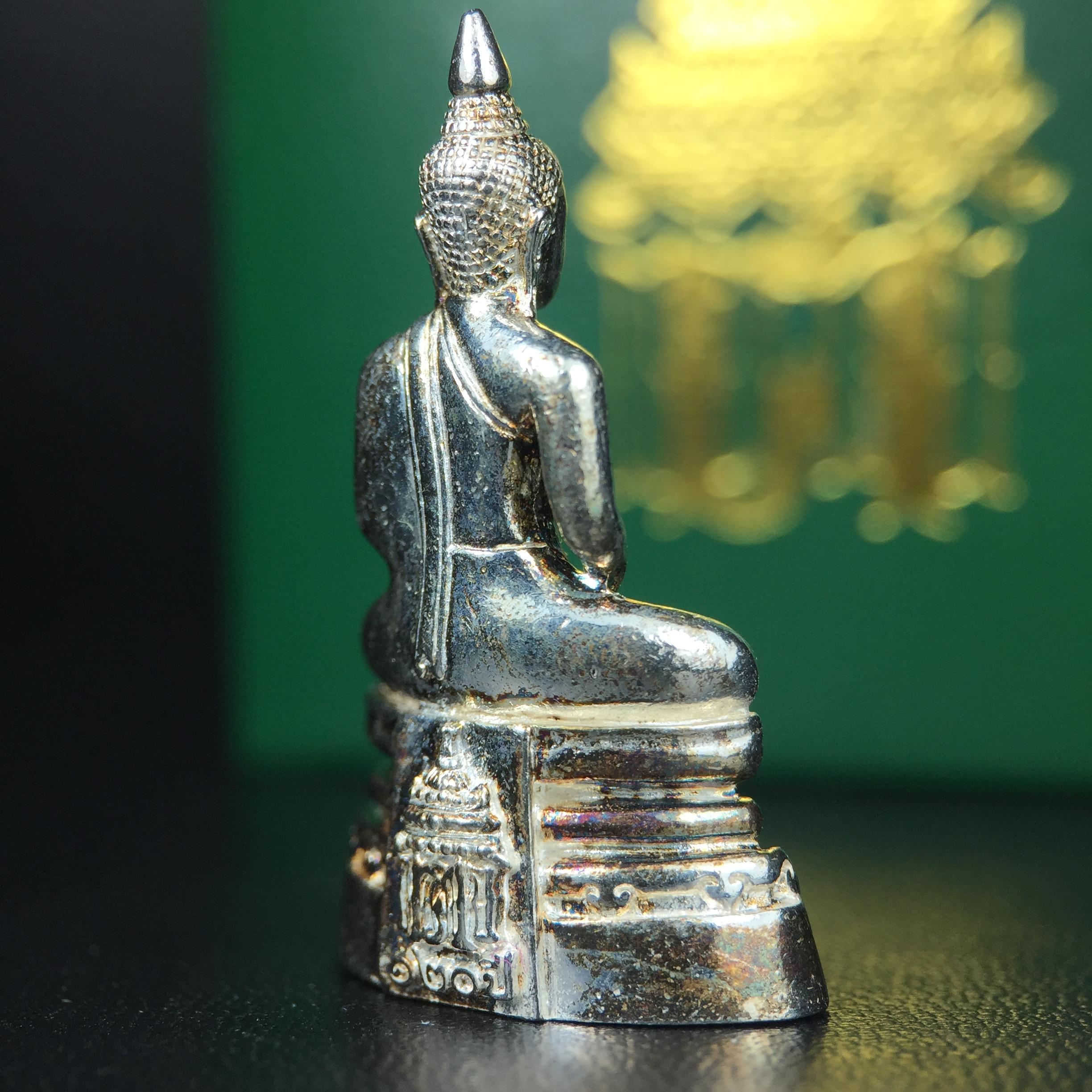 พระพุทธโสธร รุ่น กศก. 120 ปี เนื่องในโอกาสครบ 120 ปี กรมศุลกากร กระทรวงการคลัง จัดสร้าง ปี 2537 เนื้อเงินบริสุทธิ์ 99.9% ผิวขัดเงา(ขึ้นสีรุ้งธรรมชาติสวย)(งานบริษัท แพรนด้า จิวเวลรี่)สวยงดงาม ทรงคุณค่า สีสันที่ธรรมชาติสรรค์สร้าง