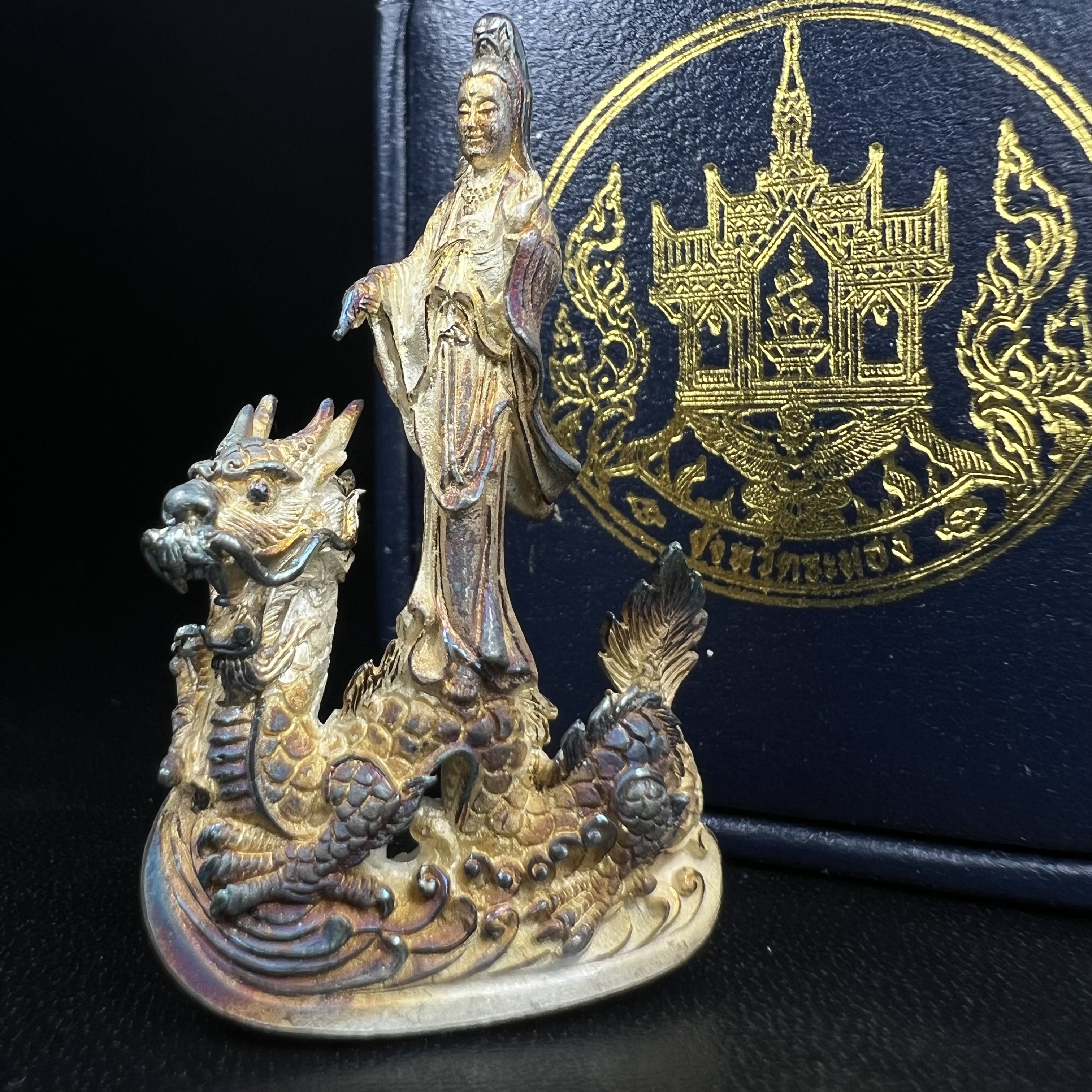 รูปหล่อลอยองค์พระโพธิสัตว์กวนอิม ทรงประทับมังกร จ.ระนอง ปี 2539 เนื้อเงิน พิมพ์ใหญ่(ผิวรุ้งไฟ)(สภาพผิวเดิมขึ้นสีรุ้งธรรมชาติสวยแบบนิยม)(เสน่ห์พระเนื้อเงินสีสันที่ธรรมชาติสรรค์สร้าง)เฉลิมฉลองในวโรกาสที่พระบาทสมเด็จพระเจ้าอยู่หัวทรงครองสิริราชสมบัติครบ50ปี