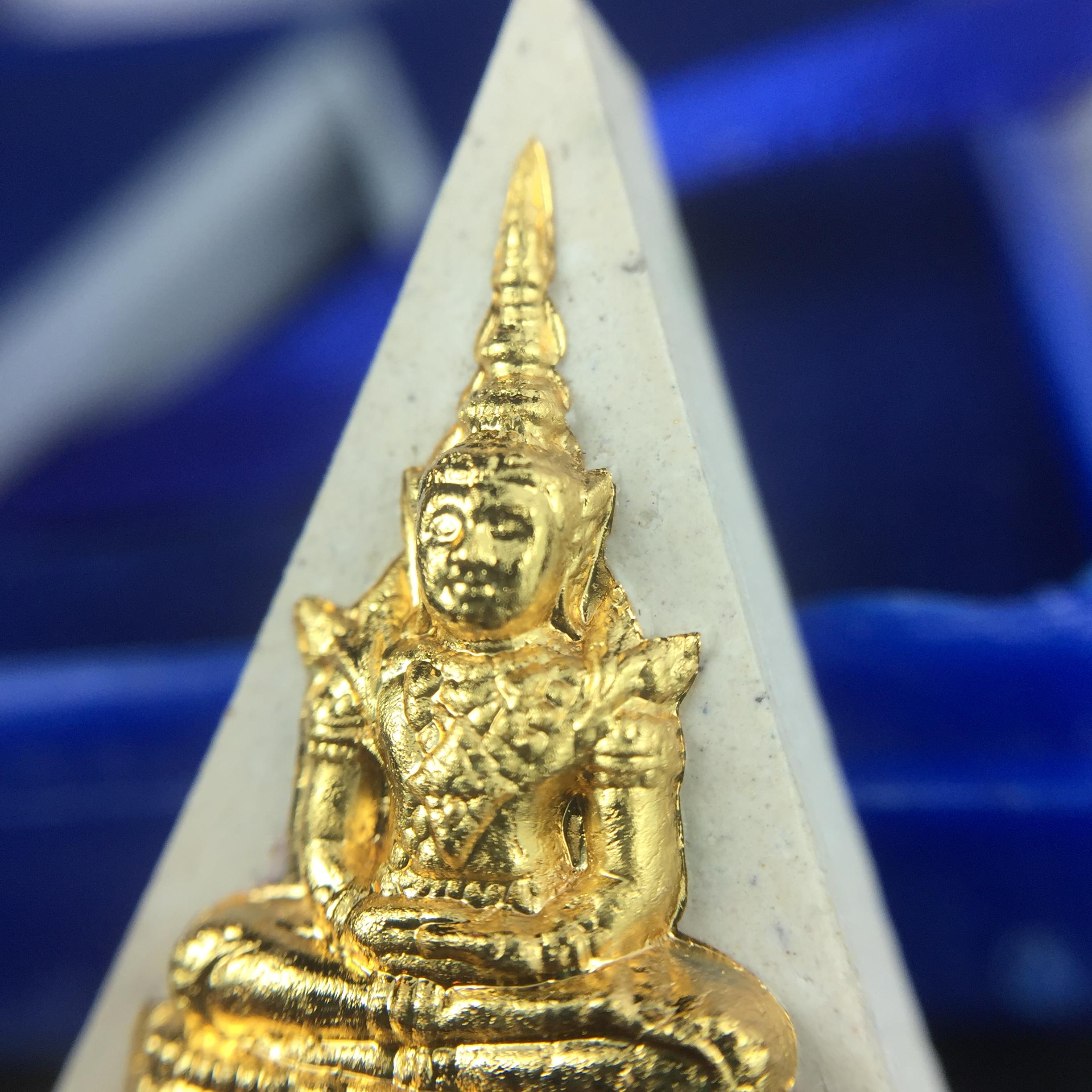 พระแก้วมรกต(จำลอง)ทรงเครื่องฤดูร้อน พระผงบูชา ด้านหน้าปิดทอง ด้านหลังตราฉลองสิริราชสมบัติครบ 60ปี เนื้อเงินขึ้นสีรุ้งธรรมชาติสร้างสรรค์งดงาม(รุ่นนี้ได้พระราชทานเส้นพระเจ้า(เส้นผม)รัชกาลที่9ในการจัดสร้าง)***องค์นี้พิเศษมองเห็นเส้นผมติดอยู่ด้านหลังชัดเจน***