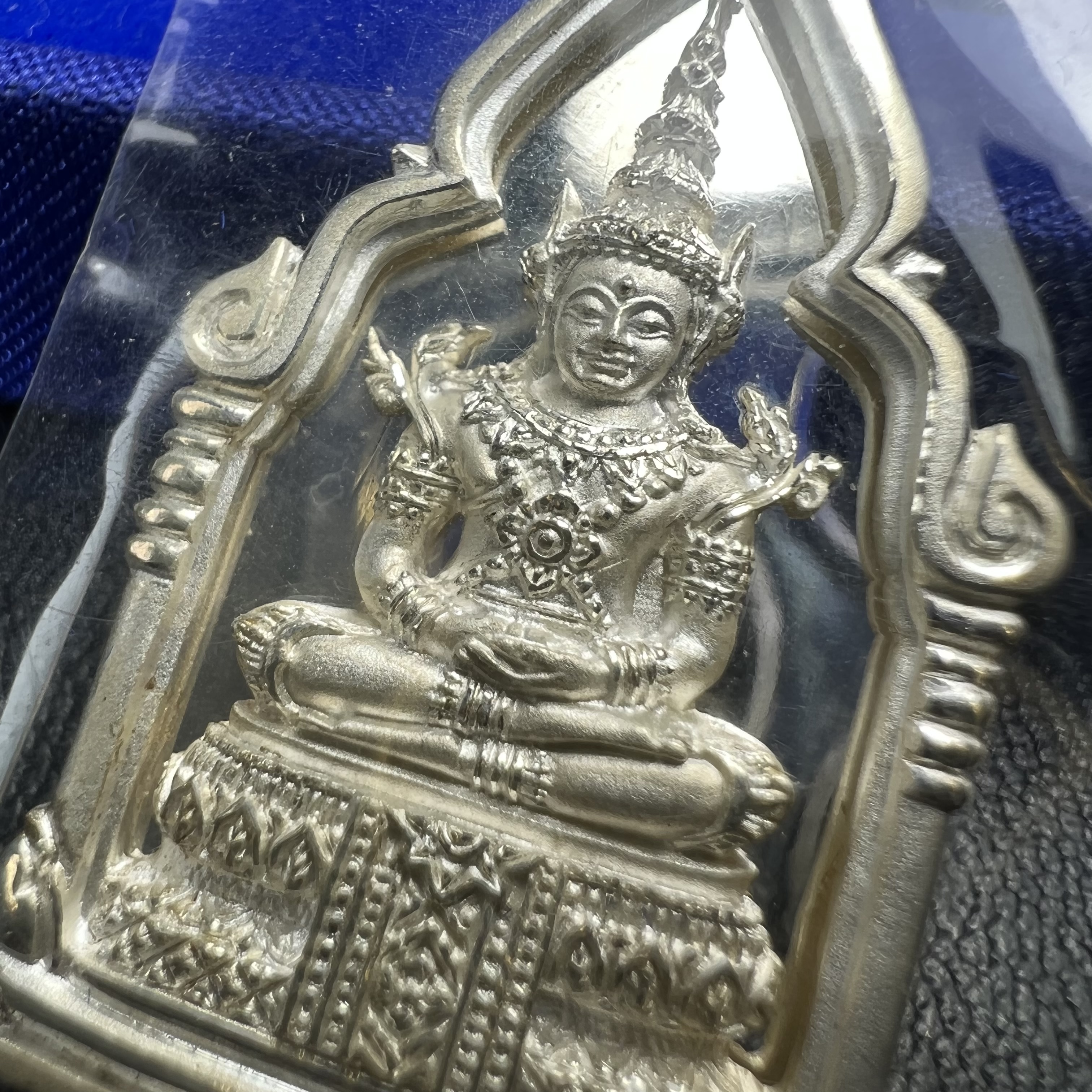 พระพุทธมหามณีรัตนปฎิมากร(พระแก้วมรกต)รุ่น เฉลิมพระเกียรติ วัดพระศรีรัตนศาสดารามราม(วัดพระแก้ว) ปี2543 เนื้อเงินพิมพ์ซุ้มกนกใหญ่ สภาพสวยซีนเดิมกล่องครบ