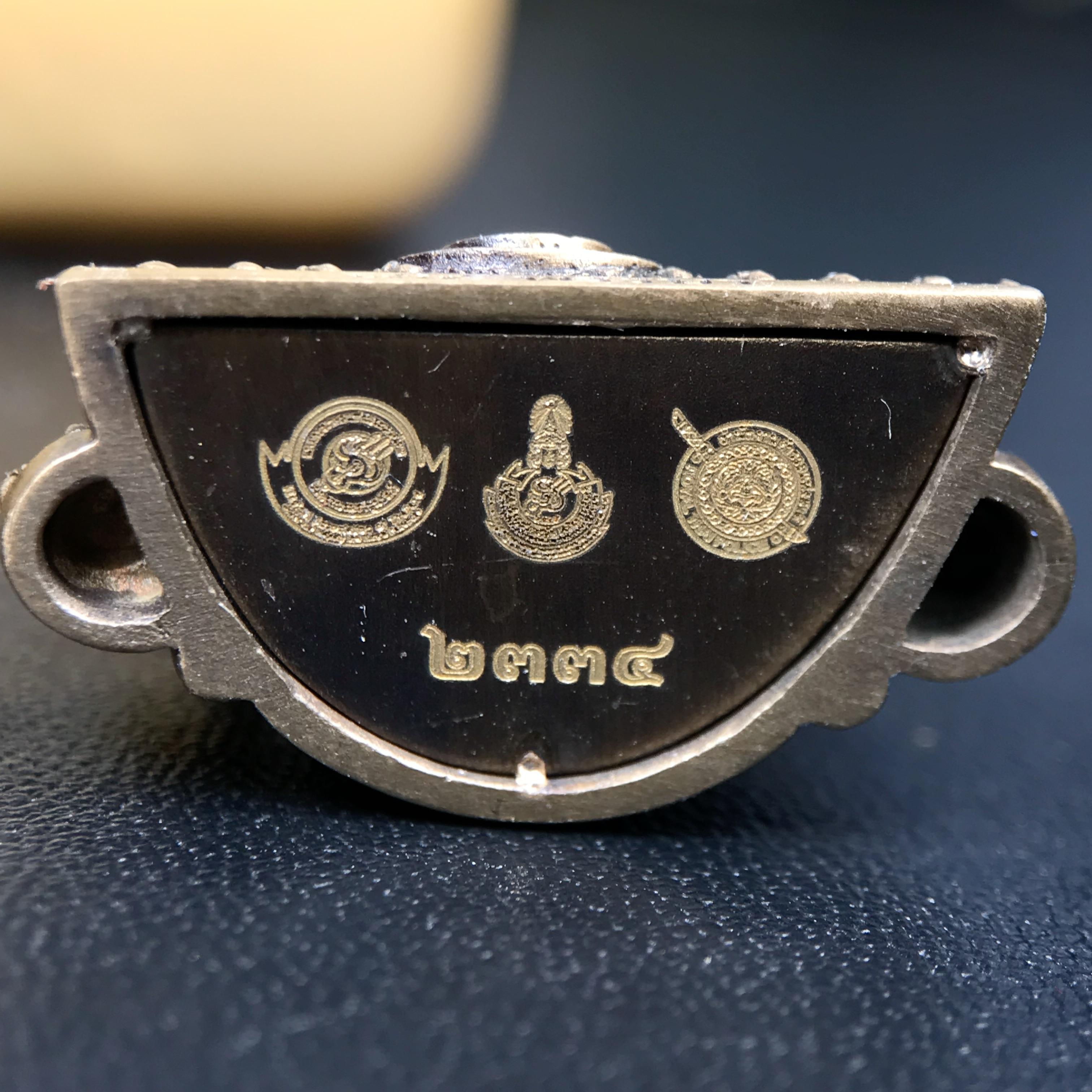 พระพุทธชินราช ภปร. 84 พรรษา ปี 2554 เนื้อบรอนซ์รมดำซาติน พิมพ์กลางขนาดหน้าตัก 1/2 นิ้ว(พระราชทานมวลสาร จิตรลดาและเส้นพระเจ้า(เส้นผม)รัชกาลที่9)พุทธศิลป์ทรงคุณค่าอีกหนึ่งรุ่นยอดนิยม(หมายเลข ๒๓๓๔))