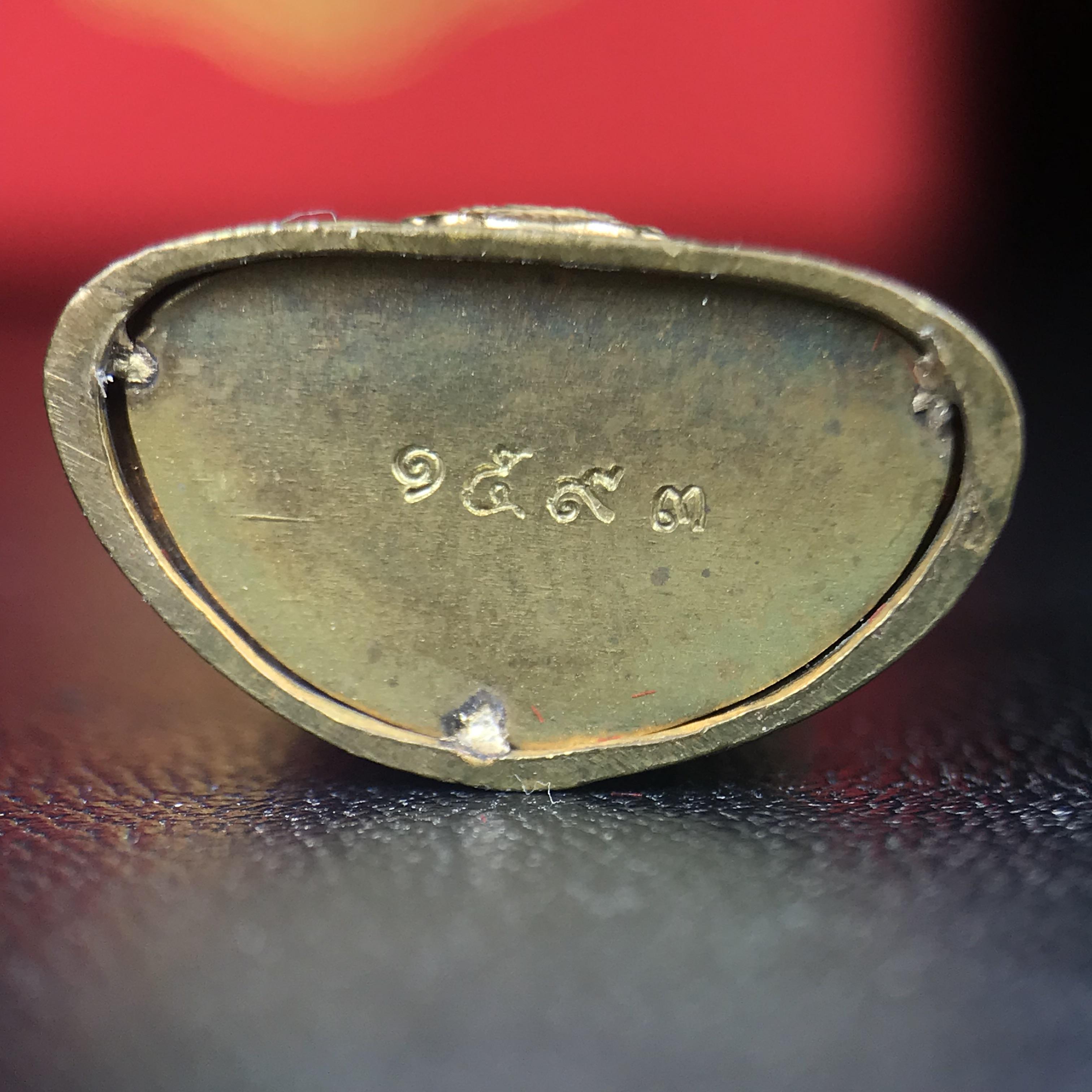 พระกริ่งไพรีพินาศ บรรจุเหล็กไหล ครั้งแรกและครั้งเดียวในประวัติศาสตร์ เฉลิมพระเกียรติ พระบาทสมเด็จพระเจ้าอยู่หัวรัชกาลที่9 พระชนมพรรษา 6 รอบ ปี2542 เนื้อสัมฤทธิ์(บรรจุเหล็กไหล)ดีนอก-ดีใน พิธีใหญ่ มวลสารเด่น(พิเศษกรรมการ ตอก 2 โค๊ต หมายเลข ๑๕๙๓)หายาก