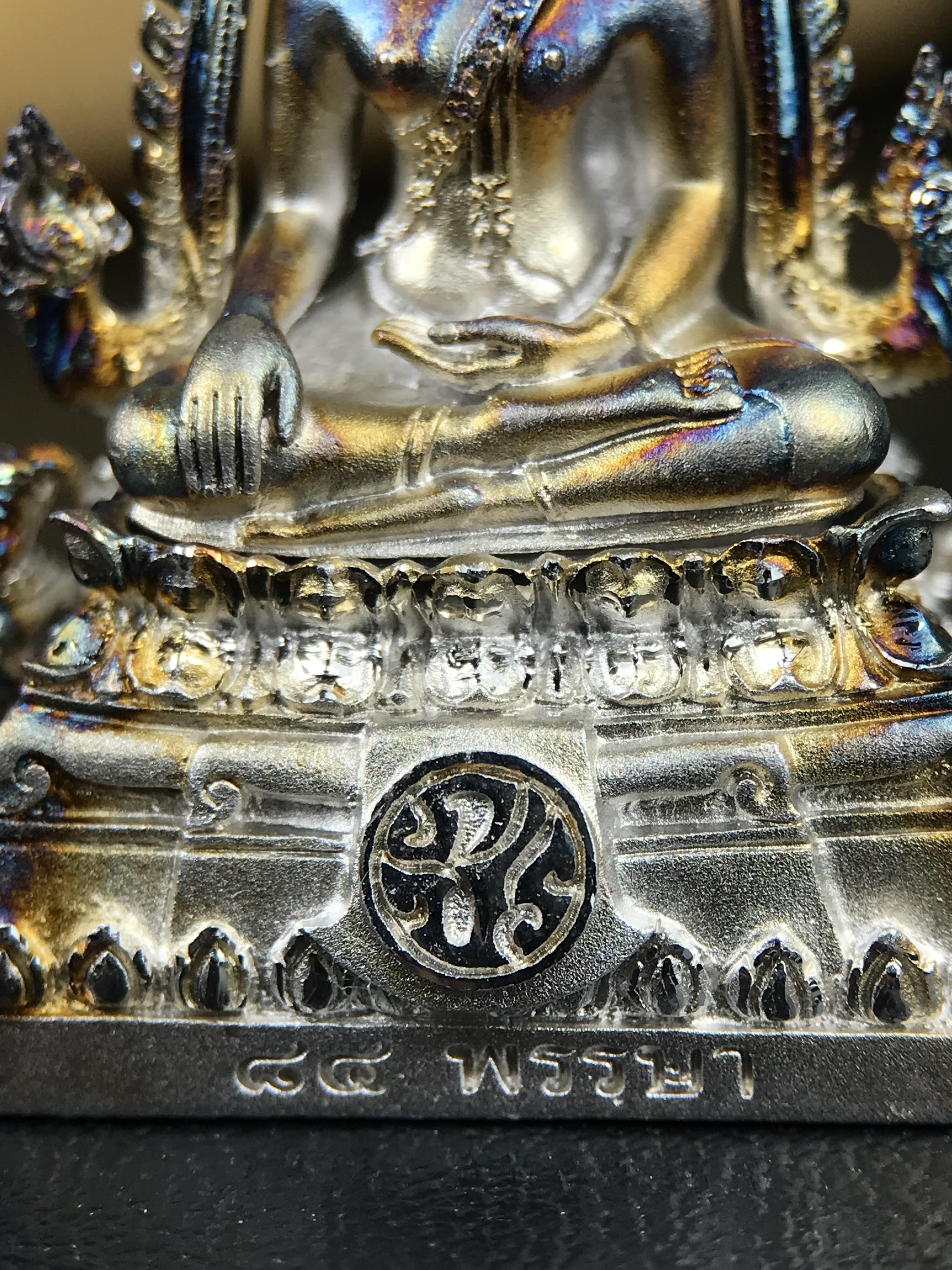 พระพุทธชินราช ภปร. 84 พรรษา ปี 2554 พิมพ์กลางขนาดหน้าตัก 1/2 นิ้ว(สูง 3.8 ซม.) เนื้อเงินชุบทองคำขาว(สภาพผิวเดิมสวย ขึ้นสีรุ้งธรรมชาติ แบบนิยม สวยมาก) (พระราชทานมวลสาร จิตรลดาและเส้นพระเจ้า(เส้นผม)รัชกาลที่9)พุทธศิลป์ทรงคุณค่าอีกหนึ่งรุ่นยอดนิยม