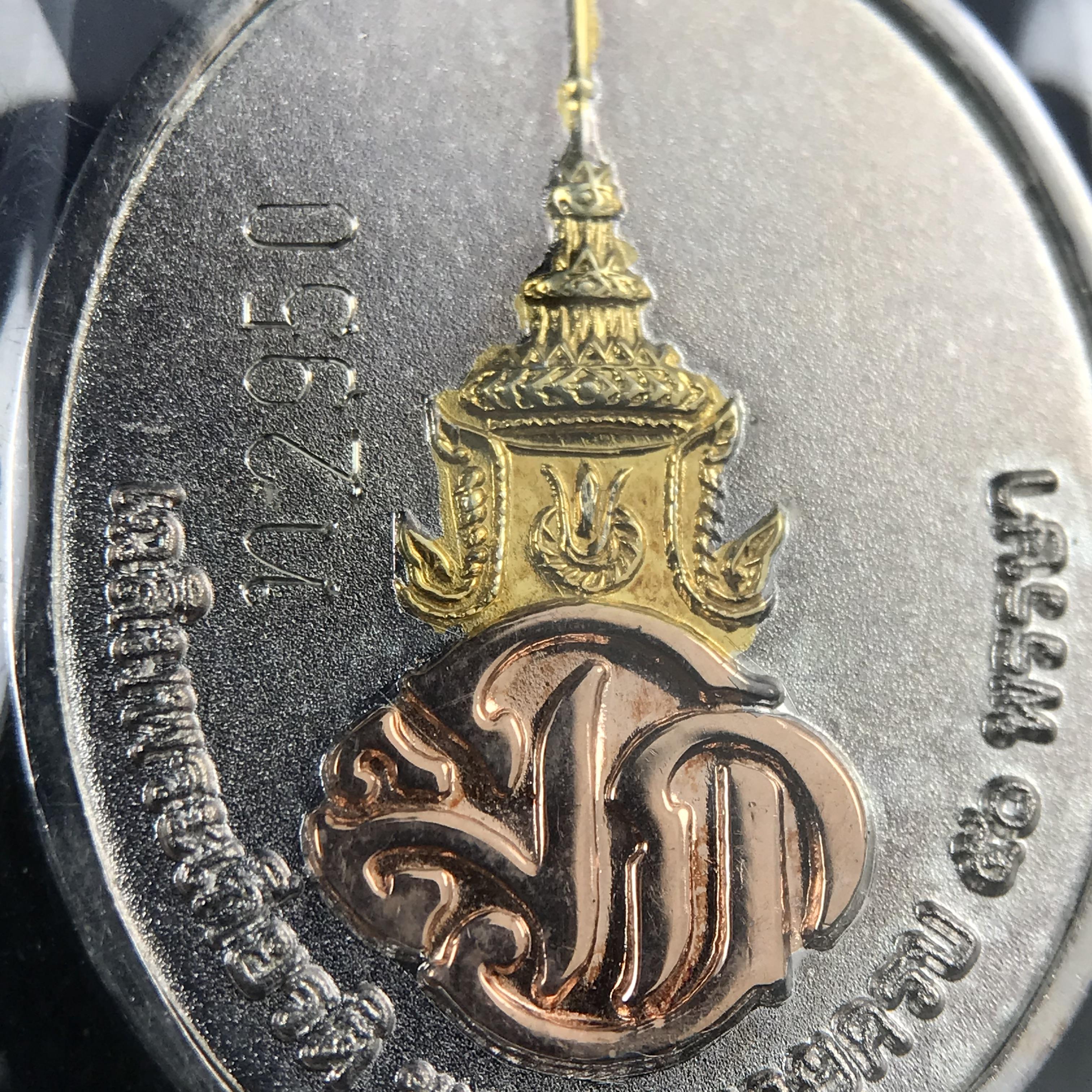 สมเด็จหลวงปู่ทวด วัดช้างให้ รุ่น เฉลิมพระเกียรติ ตราสัญลักษณ์ มวก. พิมพ์รูปไข่เนื้อเงิน-สามกษัตริย์ ปี 2544 พิธีพุทธาภิเษกใหญ่ ณ อุโบสถวัดช้างให้และอุโบสถวัดพระศรีรัตนศาสดาราม ( วัดพระแก้ว )โดยนิมนต์เกจิชื่อดังสายใต้ทั้งหมดจำนวน 108 รูป(องค์หมายเลข 2950)