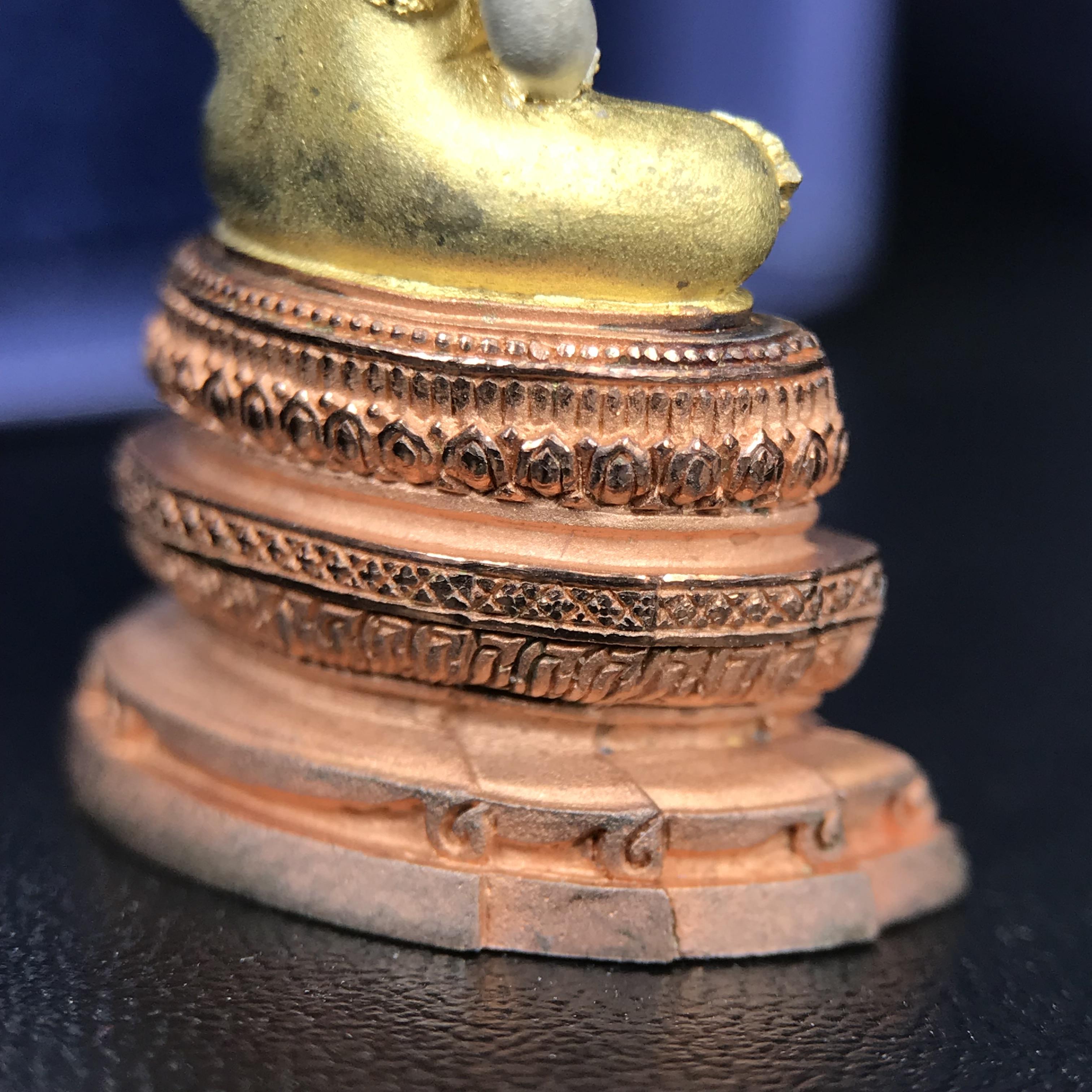 พระแก้วมรกต ภปร. ปี 2547 จัดสร้างโดยโรงพยาบาลภูมิพลอดุลยเดช เนื้อเงิน(3 กษัตริย์) ลอยองค์ หน้าตัก 1/2 นิ้ว สูง 3.7 ซม.พิธีมหามังคาภิเษก ณ พระอุโบสถวัดพระศรีรัตนศาสดาราม(วัดพระแก้ว) งดงามทรงคุณค่าอีกหนึ่งรุ่นยอดนิยม หายาก(องค์หมายเลข ๑๘๒๓)