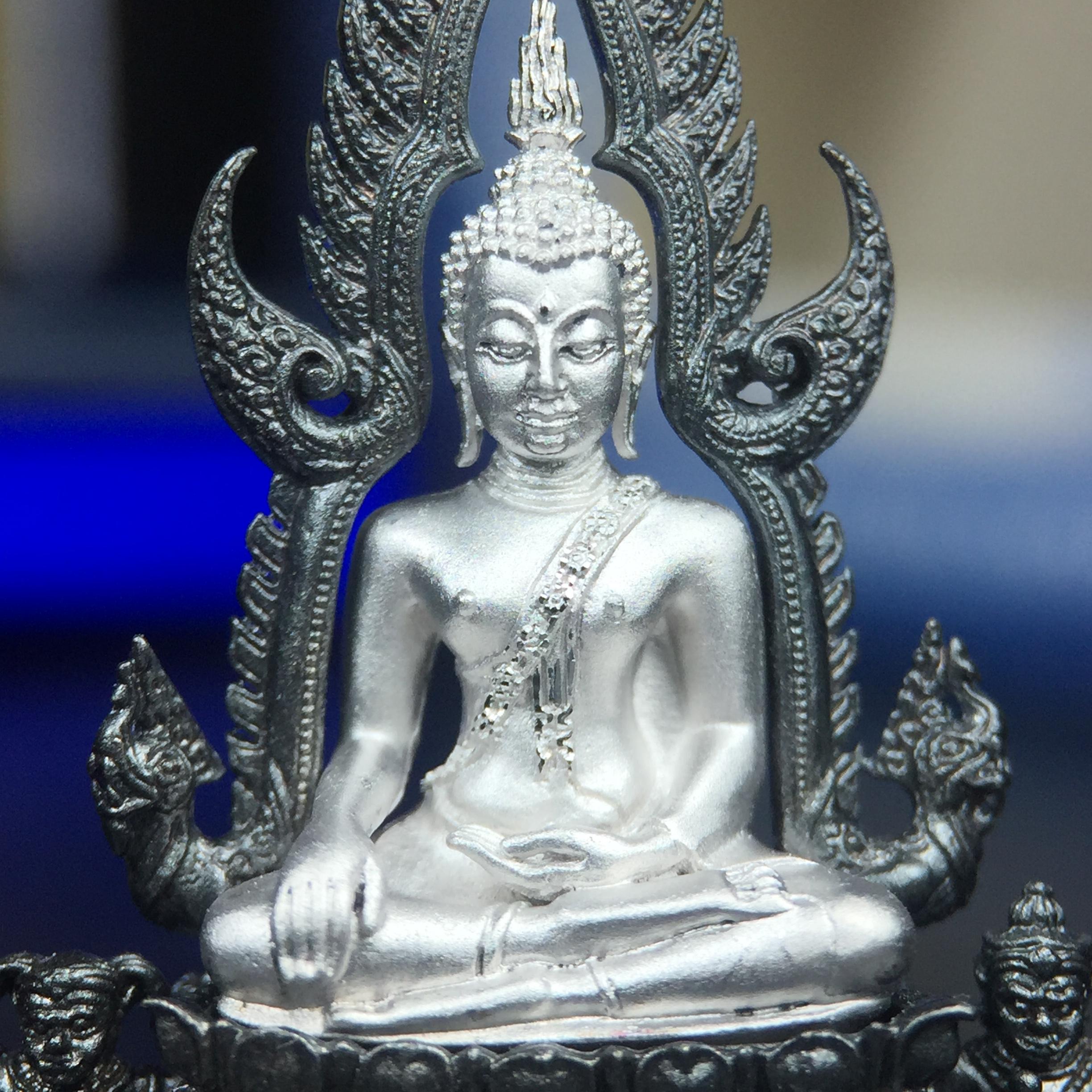 พระพุทธชินราช ภปร. โครงการ เพราะแผ่นดินนี้คือแผ่นดินเกิด เนื้อเงินชุบทองคำขาวซุ้มรมดำ ปี2551 ขนาดหน้าตัก1/2นิ้ว(3.5*2.5 ซม.) (สวยงามหายาก)1ใน 5000 องค์