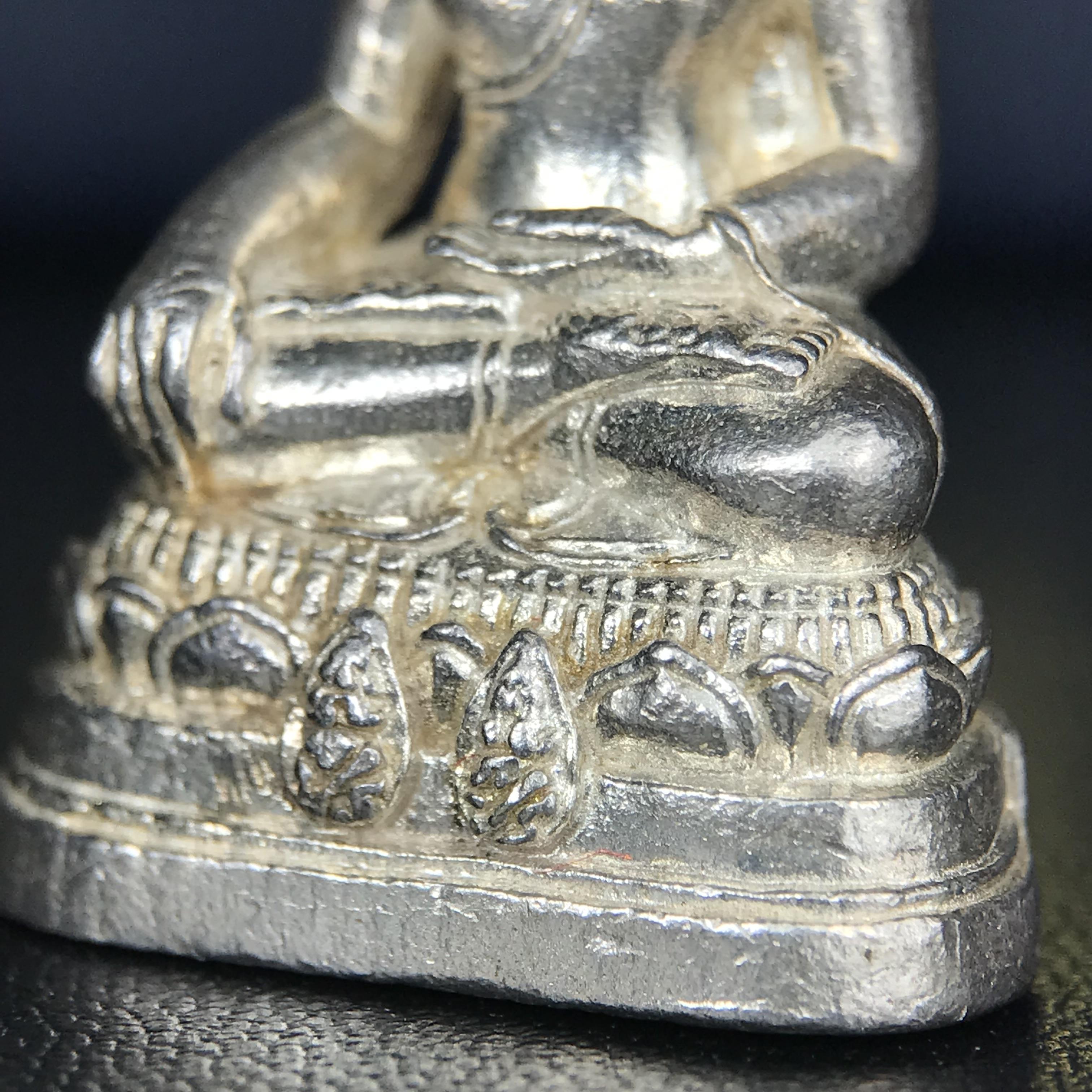 พระกริ่งพระพุทธนรสีห์ จปร.+ภปร. ครบรอบ 100 ปี ธนาคารไทยพาณิชย์ ปี 2550 พระกริ่งเนื้อเงิน(หายาก)(พุทธศิลป์งดงาม)ด้านหน้าฐานประดับด้วยตราสัญลักษณ์ "จปร" และ "ภปร" (องค์เนื้อเงินสร้างน้อย พบเจอน้อยหายาก)1 ใน 2500 องค์