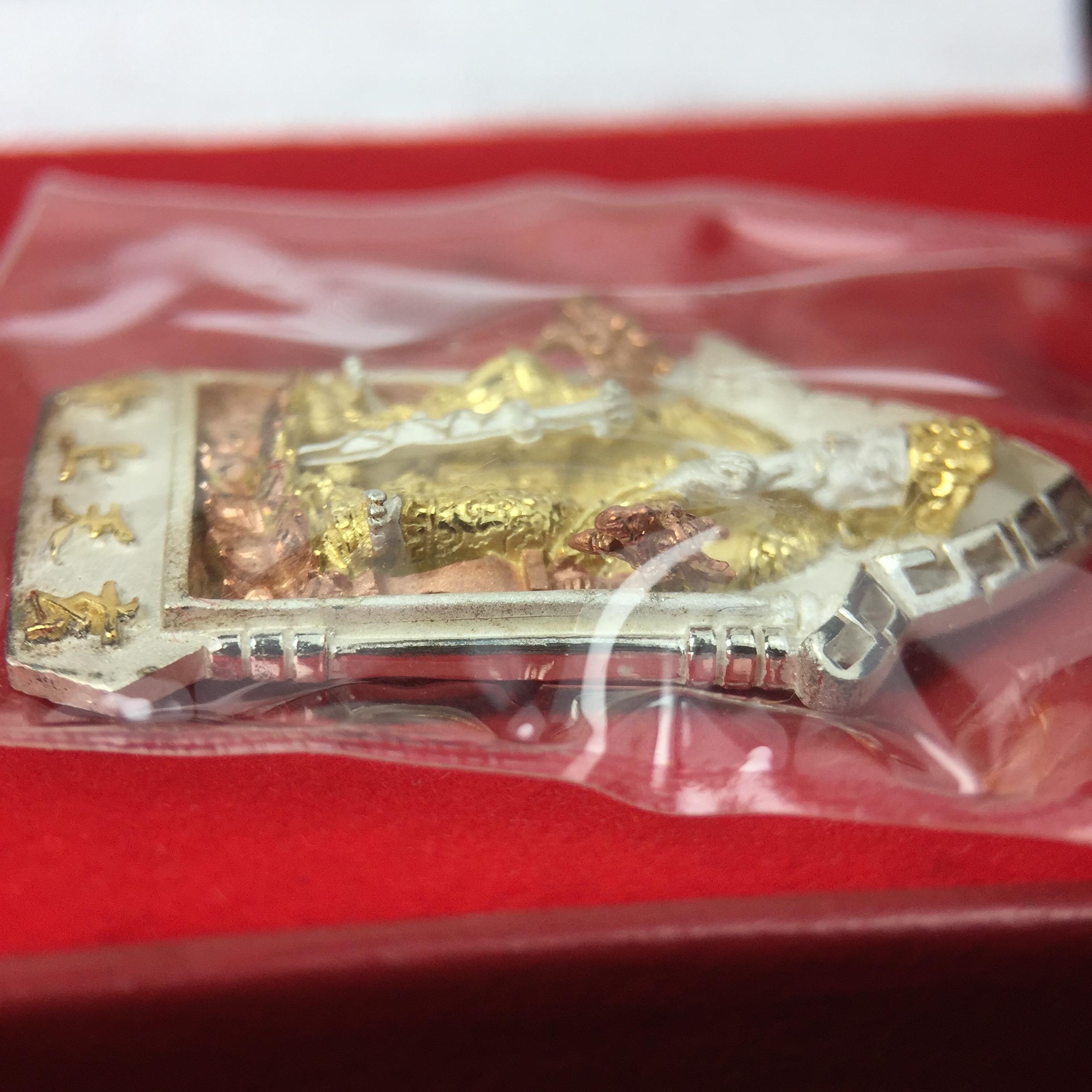 เหรียญรูปเหมือนเจ้าพ่อเสือ (ตั่วเหล่าเอี๊ย)รุ่นสองแผ่นดิน ปี 2542 หลัง ตราสัญลักษณ์ ภปร. 6รอบ 72 พรรษาในหลวงรัชกาลที่9 เสือคาบดาบ เหรียญหล่อ 3 มิติ เนื้อเงินสามกษัตริย์ พิมพ์ใหญ่ ปลุกเสก ณ วัดมังกรกมลาวาส(เล่งเน่ยยี่)สภาพสวยซีนซองเดิมกล่องครบเดิม