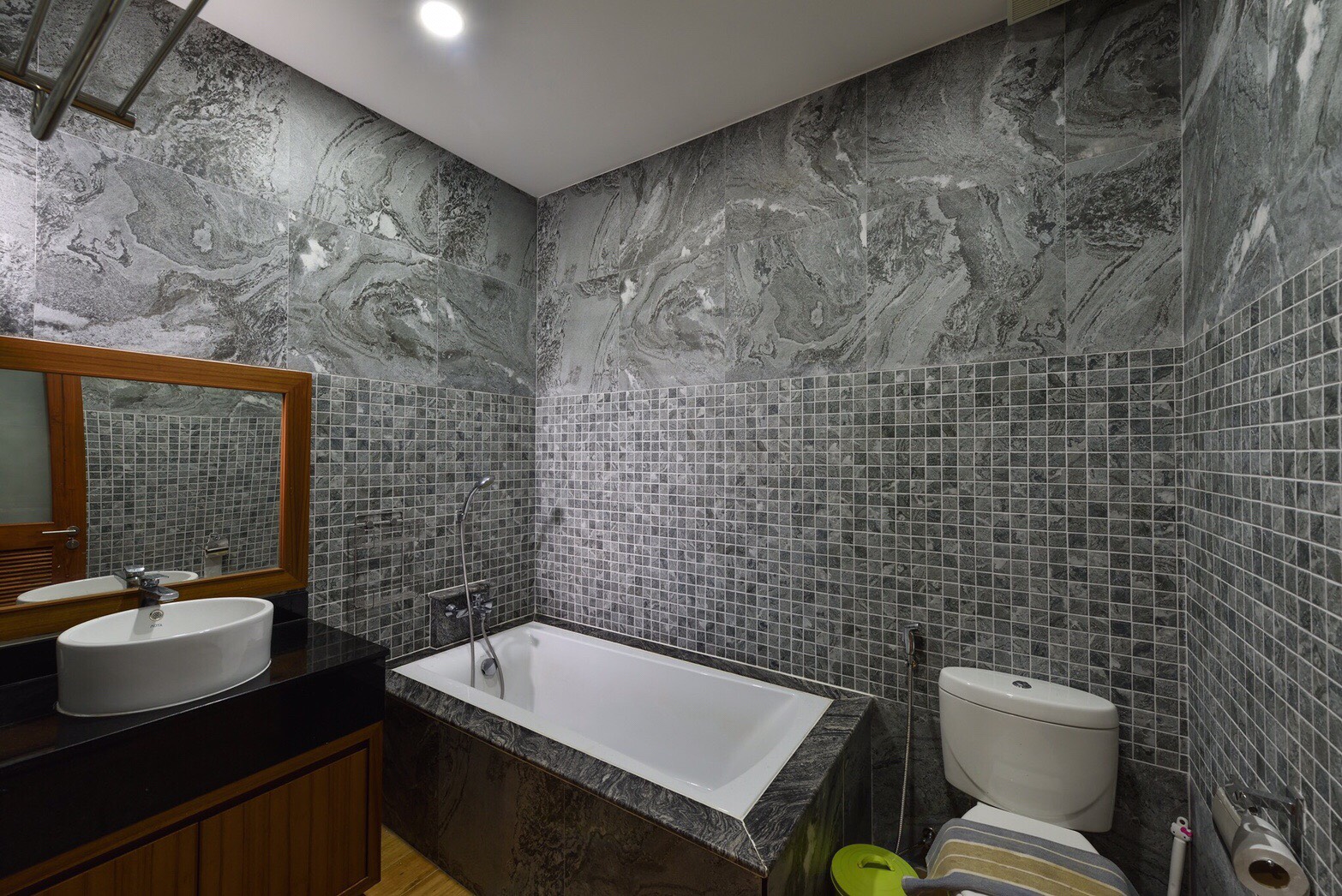 For Sales/Rent : 4 bed room private poool villa tropical modern style locate in Bandon-Cherntalay road.